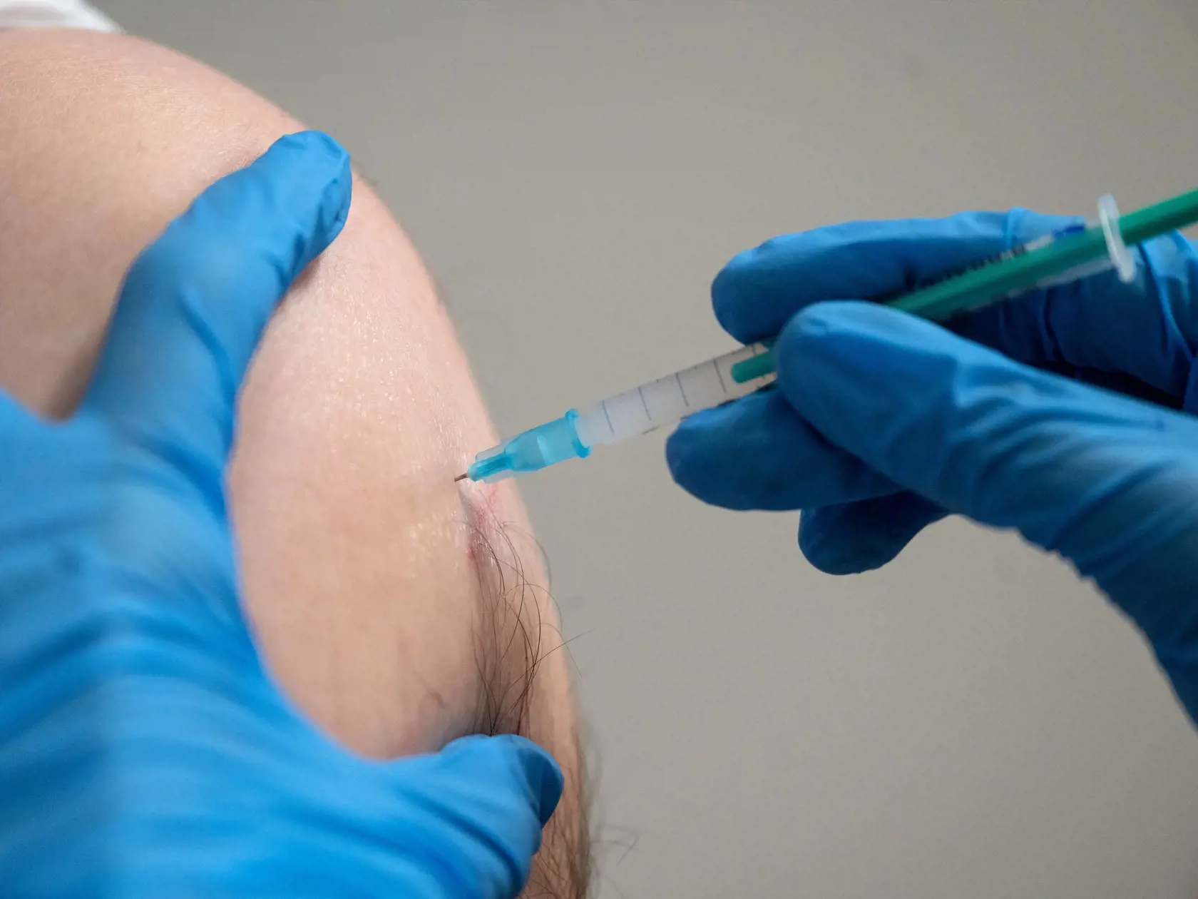 KK26 Štuttgart - Na archívnej snímke z 15. apríla 2021 očkovanie vakcínou spoločnosti Moderna proti ochoeniu Covid-19 v Štuttgarte. Americká farmaceutická spoločnosť Moderna zvýši celosvetovú produkciu svojej protikoronavírusovej vakcíny: v roku 2022 plánuje vyrobiť až tri miliardy dávok. FOTO TASR/DPA
ARCHIV - 15.04.2021, Baden-Württemberg, Stuttgart: Ein Mitarbeiter des Impfzentrums des Klinikum Stuttgart impft eine Person mit einer Impfdosis des Impfstoffes Moderna. (zu dpa: «SPD bemängelt un