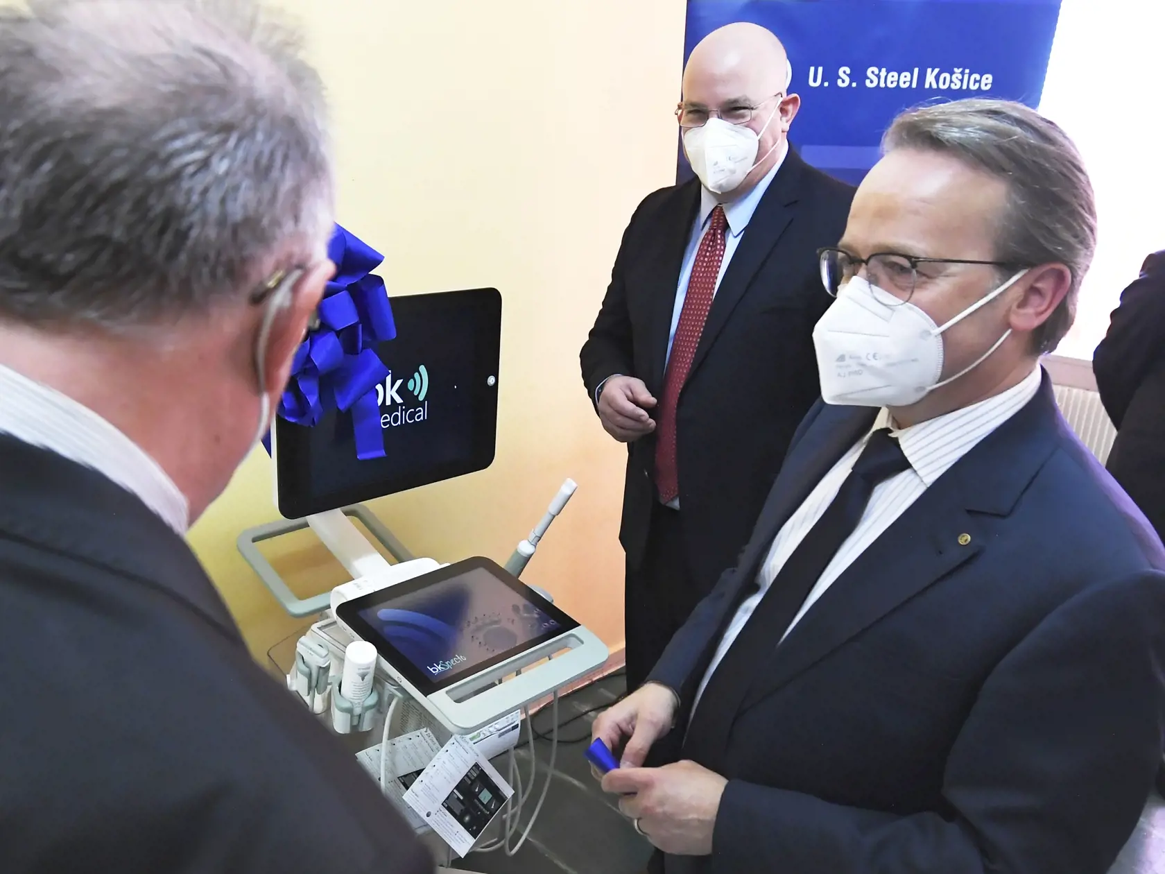Na snímke sprava viceprezident pre vonkajšie vzťahy, riadenie a rozvoj podnikania U. S. Steel Košice Miroslav Kiraľvarga a prezident U. S. Steel Košice James E. Bruno pri ultrazvuku novej generácie na Urologickej klinike UNLP v Košiciach 10. júna 2021. Ultrazvuk novej generácie a moderný urodynamický prístroj na diagnostiku urologických porúch stáli vyše 84.000 eur a UNLP ich pre svojich pacientov zabezpečila vďaka podpore zamestnancov a vedenia spoločnosti U. S. Steel Košice. FOTO TASR – Franti
