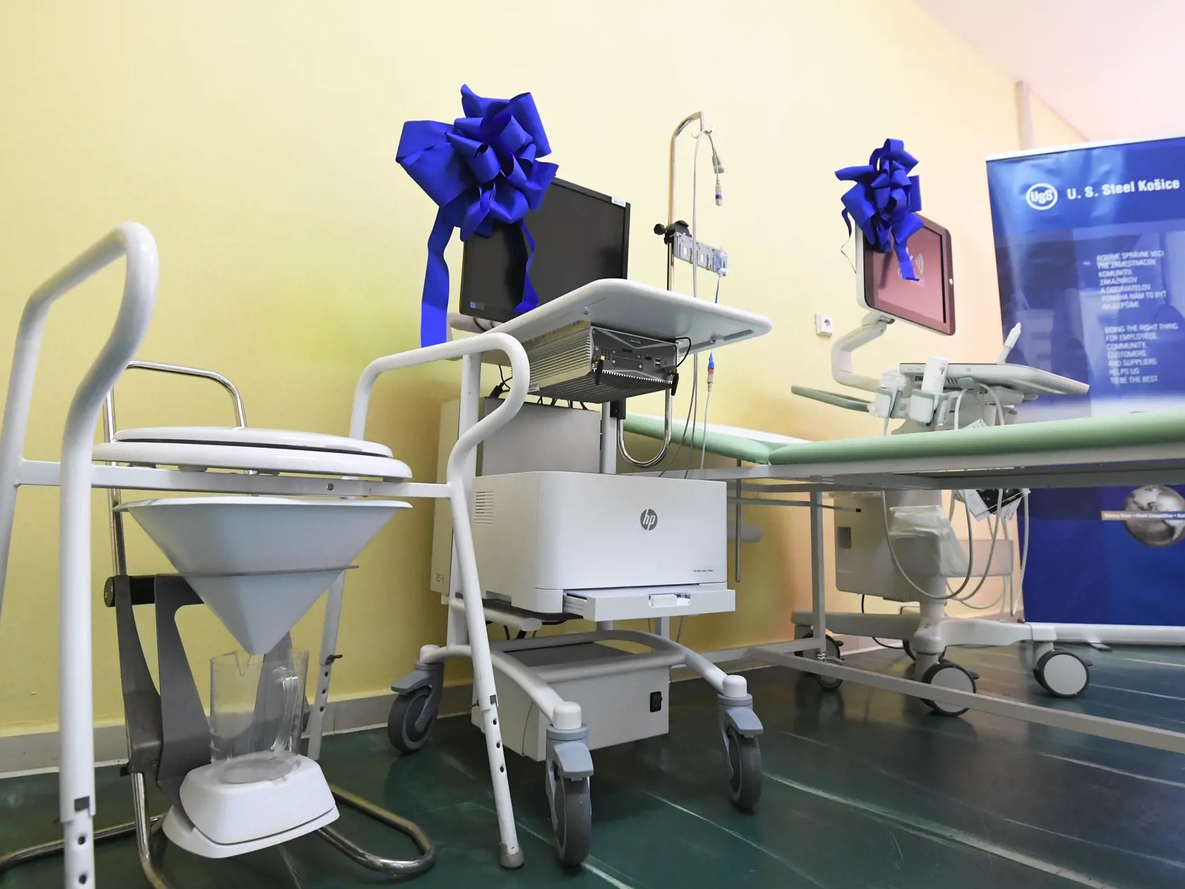 Na snímke ultrazvuk novej generácie a moderný urodynamický prístroj na diagnostiku urologických porúch na Urologickej klinike UNLP v Košiciach 10. júna 2021. Oba prístroje stáli vyše 84.000 eur a UNLP ich pre svojich pacientov zabezpečila vďaka podpore zamestnancov a vedenia spoločnosti U. S. Steel Košice. FOTO TASR – František Iván