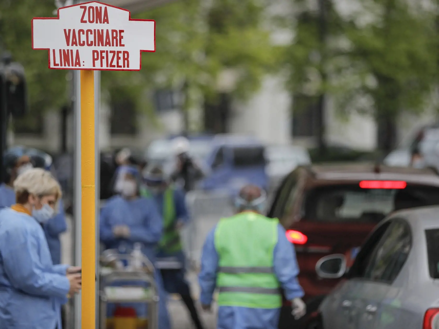 WA 12 Bukurešť - Na snímke informačná tabuľa s nápisom vakcinačná zóna - rada pre vakcínu od spoločnosti Pfizer - pred prvým vakcinačným centrom, kde očkujú ľudí  priamo z okna auta (systém drive-through) v Bukurešti 29. apríla 2021.V Rumunsku zaznamenali prvý prípad tzv. indického variantu nového koronavírusu. Zistili ho u 26-ročného pacienta, ktorý do krajiny pricestoval približne pred mesiacom a vykazoval ľahké príznaky nákazy. FOTO TASR/AP 

A sign in the style of the Romanian public transpo