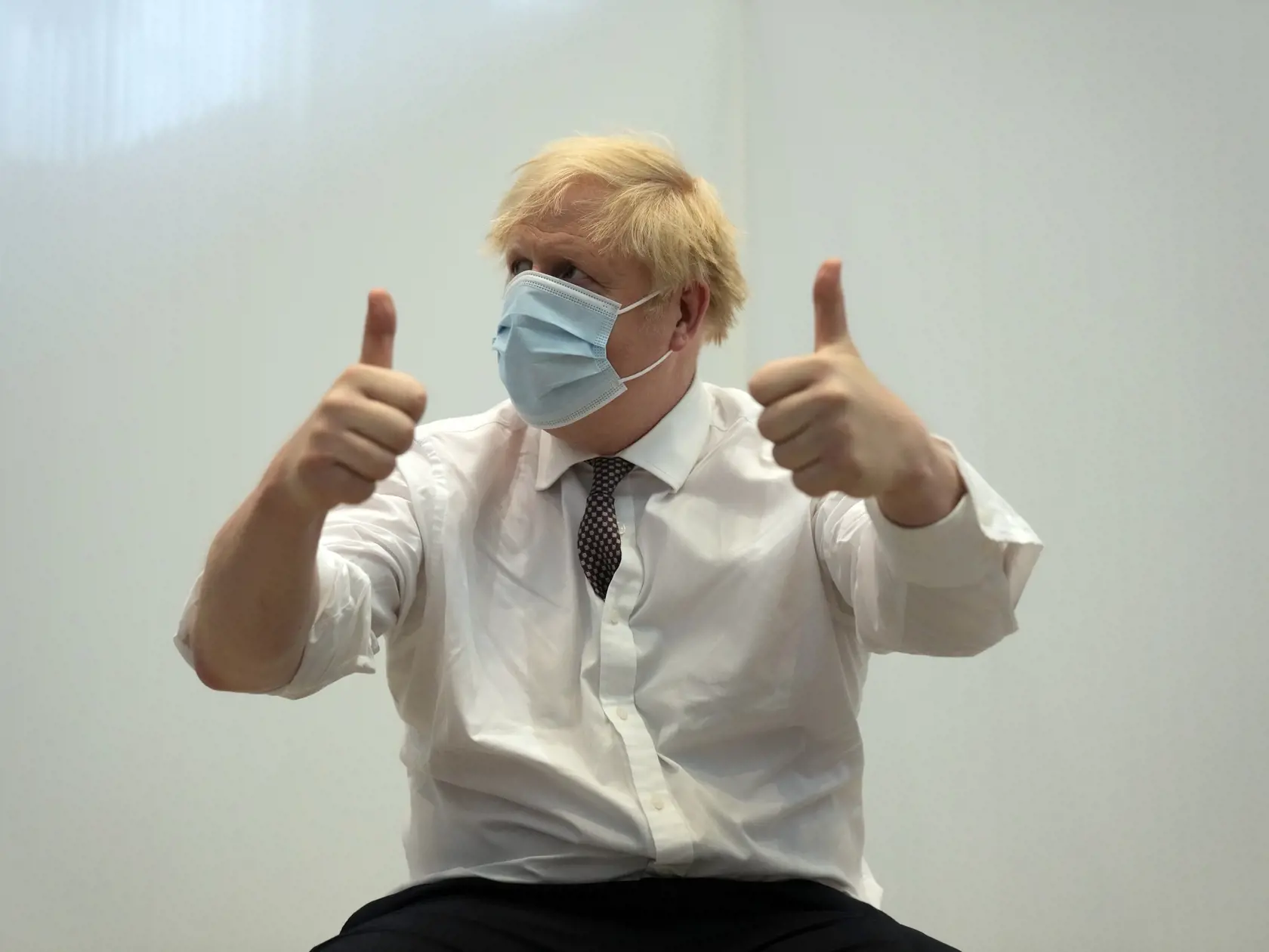 KK18 Londýn - Britský premiér Boris Johnson dostal druhú dávku vakcíny proti ochoreniu COVID-19 od spoločnosti AstraZeneca v Londýne 3. júna 2021. FOTO TASR/AP
British Prime Minister Boris Johnson gives a thumbs up after receiving his second jab of the AstraZeneca coronavirus vaccine, at the Francis Crick Institute in London, Thursday, June 3, 2021. (AP Photo/Matt Dunham, Pool)
