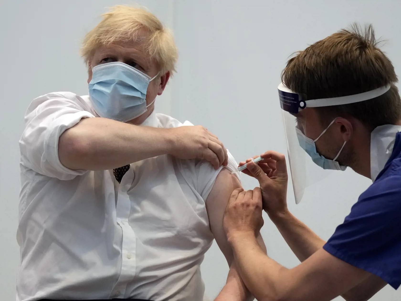 KK17 Londýn - Britský premiér Boris Johnson dostáva druhú dávku vakcíny proti ochoreniu COVID-19 od spoločnosti AstraZeneca v Londýne 3. júna 2021. FOTO TASR/AP
British Prime Minister Boris Johnson receives his second jab of the AstraZeneca coronavirus vaccine from James Black, at the Francis Crick Institute in London, Thursday, June 3, 2021. (AP Photo/Matt Dunham, Pool)