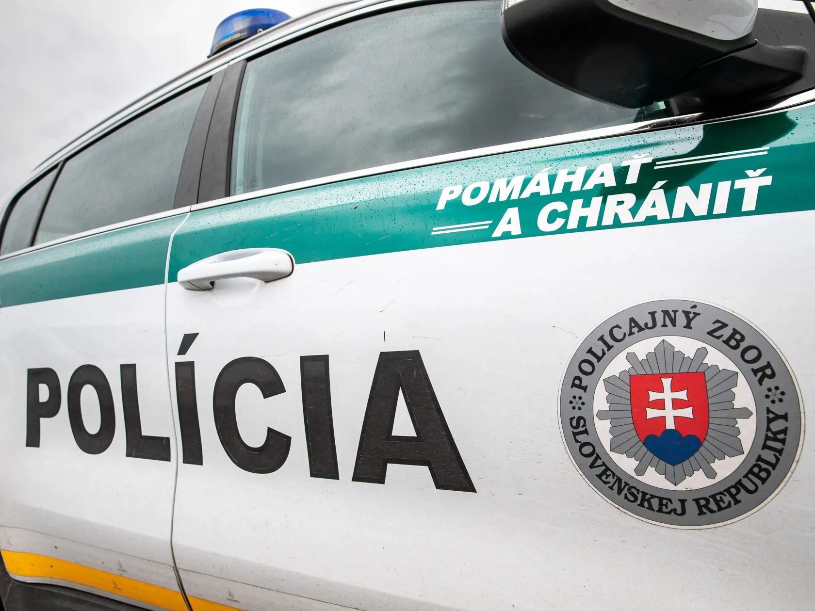Polícia podľa nej eviduje, že v danom úseku nedisciplinovaní chodci prechádzajú cez cestu, a tým ohrozujú vodičov i seba. Venuje sa mu preto zvýšená pozornosť a príslušníci na mieste vykonávajú zvýšený dohľad nad bezpečnosťou a plynulosťou cestnej premávky.