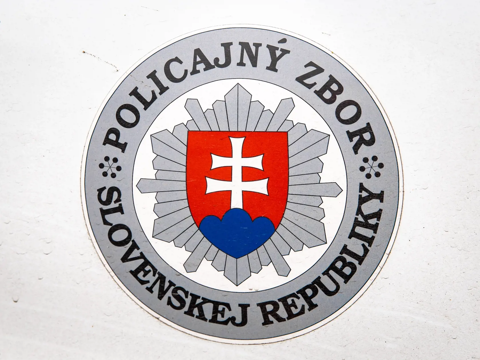 V danom úseku nedisciplinovaní chodci prechádzajú cez cestu, a tým ohrozujú vodičov i seba.
