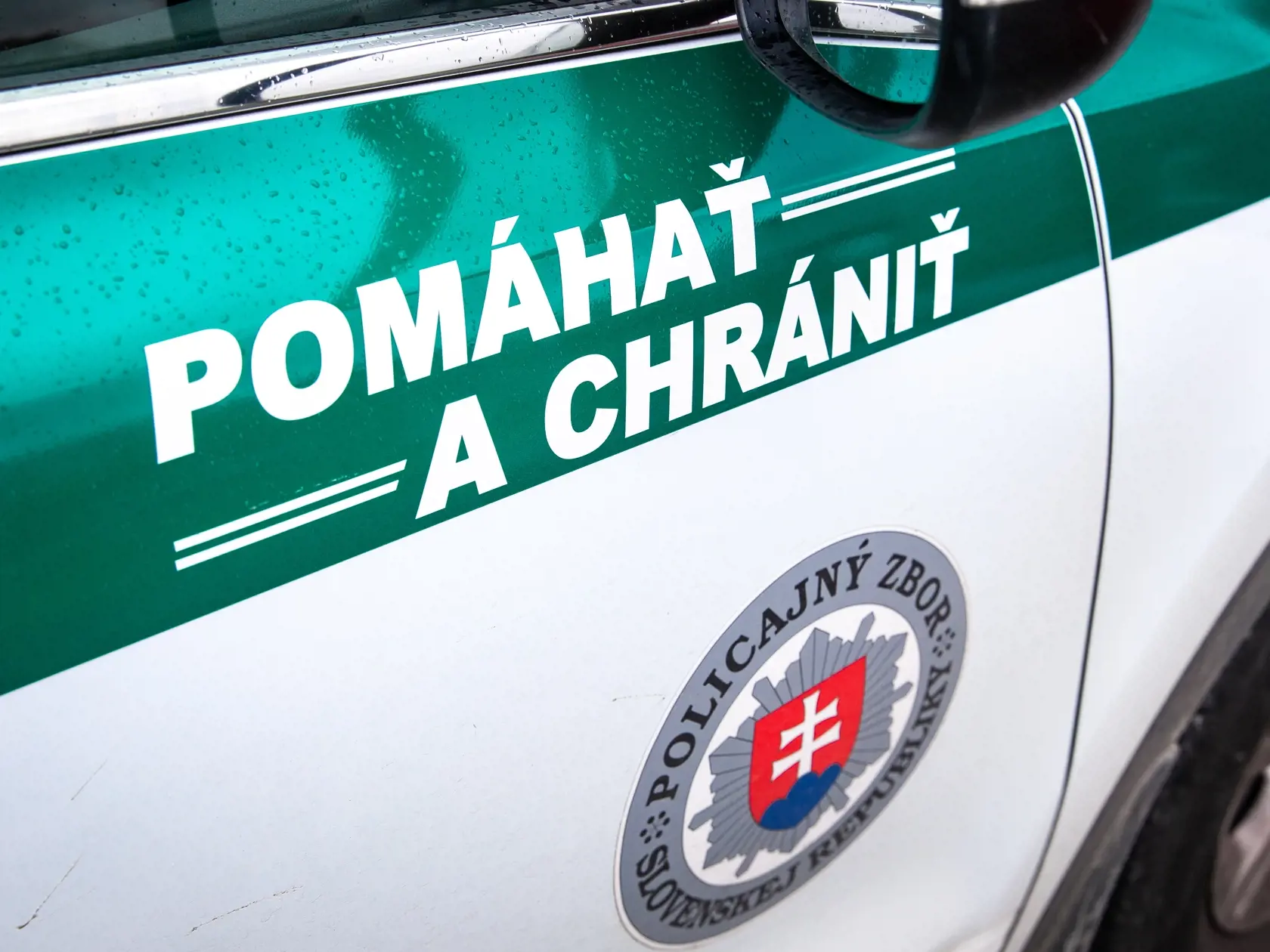 "Opätovne apelujeme na chodcov, aby sledovali premávku, no najmä prechádzali cez cestu na miestach na to určených, vyhýbali sa rizikovým úsekom a dostatočne sa presvedčili, či môžu vstúpiť na vozovku bez hroziaceho nebezpečenstva. Dôležité tiež je, aby boli označení reflexnými prvkami na viditeľnom mieste a nenosili tmavé oblečenie, tiež nesmú preliezať zábrany," uzatvára hovorkyňa.