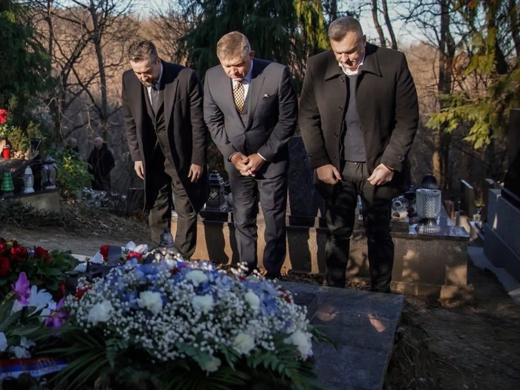 Známi politici pri hrobe Gustáva Husáka.