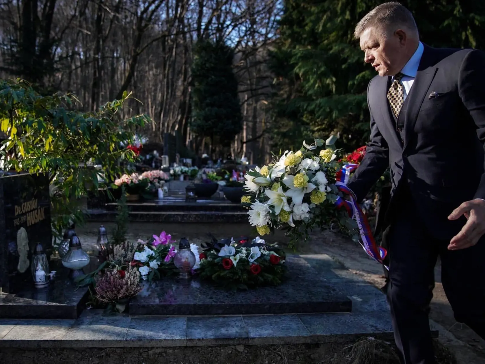 Robert Fico zverejnil na sociálnej sieti fotografie z aktu pri hrobe.
