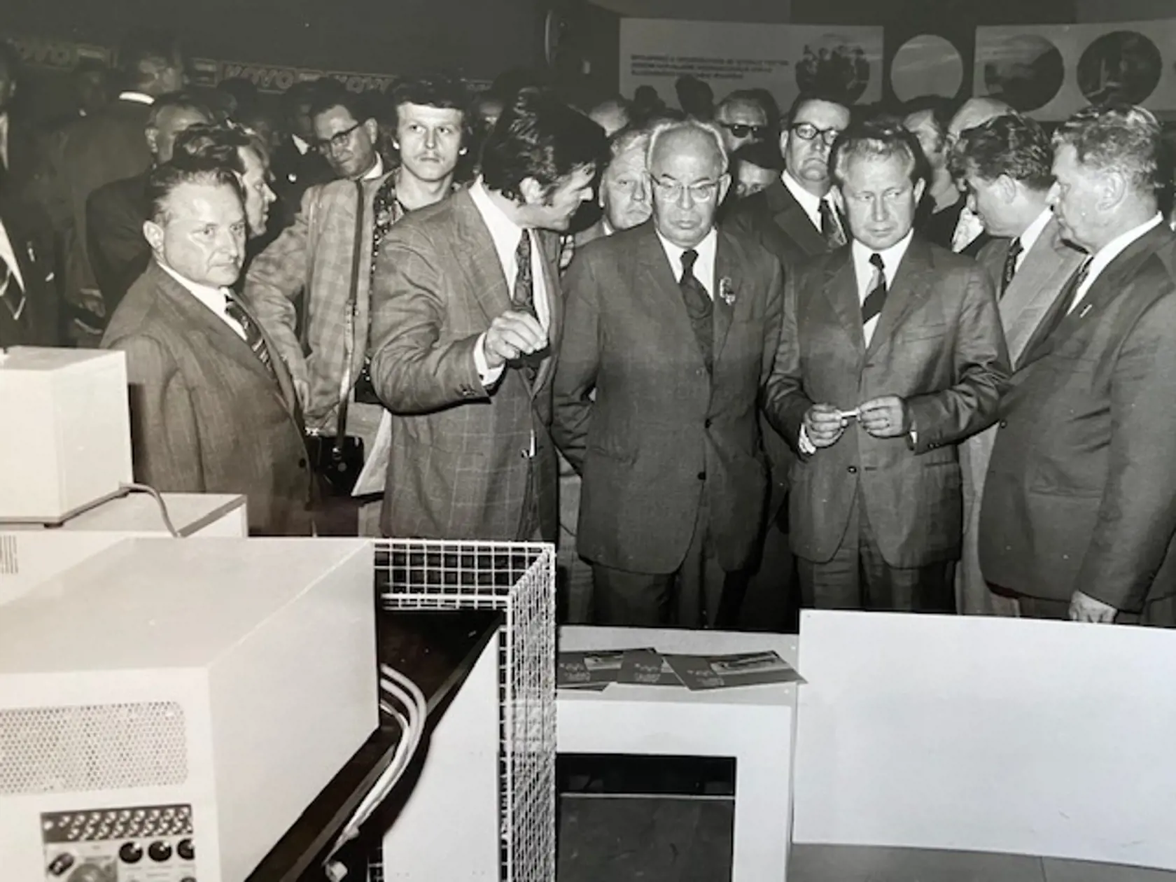 Štefan Šimák (v károvanom saku) pri práci ako redaktor  Čs. rozhlasu, v strede Gustáv Husák, ktorý bol v rokoch 1975 – 1989 prezidentom ČSSR.