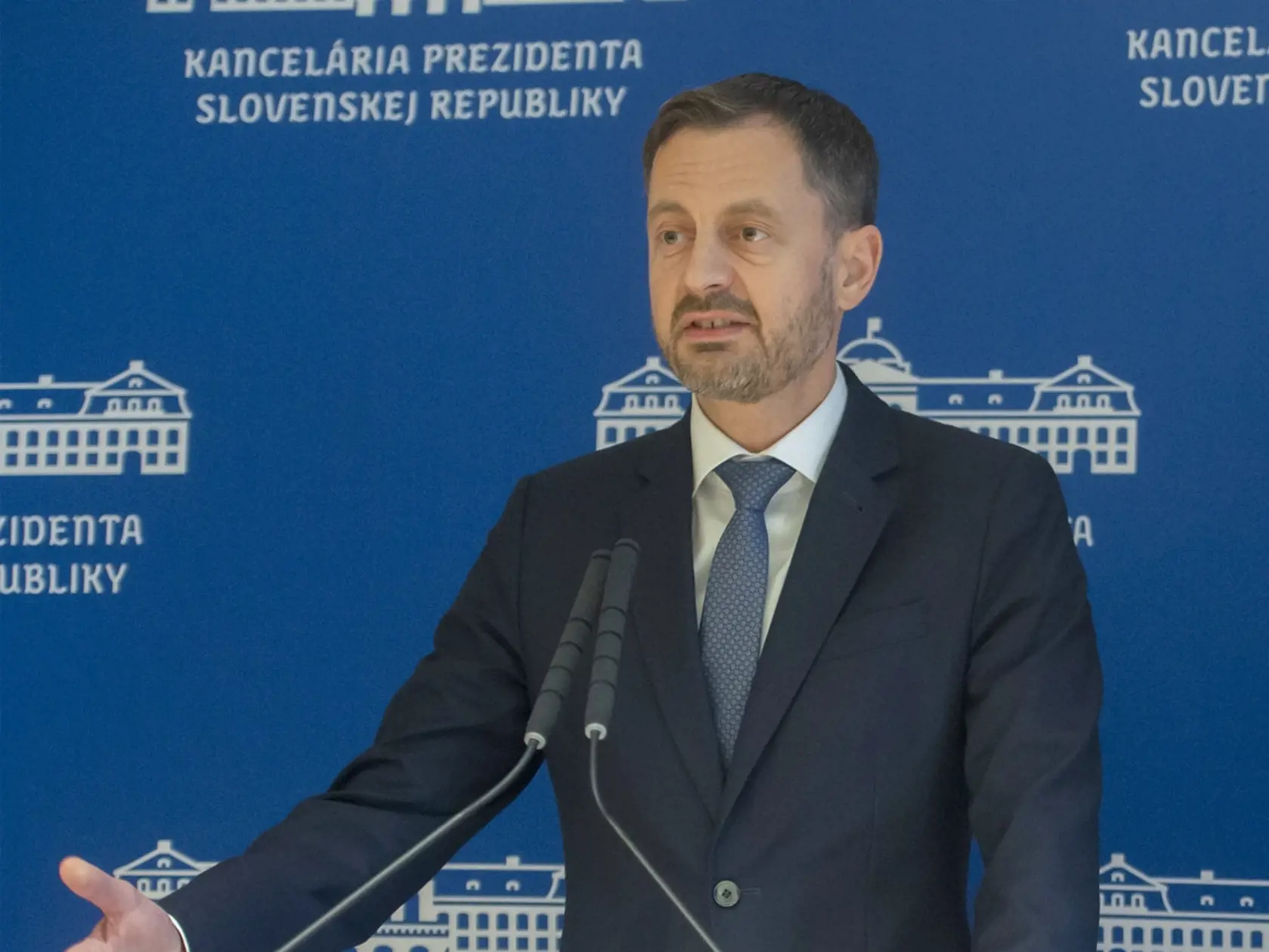 Prezidentka SR Zuzana Čaputová (na snímke nie je) odvolala vládu Eduarda Hegera v Bratislave 16. decembra 2022. Na snímke vľavo premiér SR v demisii Eduard Heger (OĽANO) a vpravo predseda NR SR Boris Kollár (Sme rodina) počas brífingu s novinármi. FOTO TASR - Martin Baumann      
