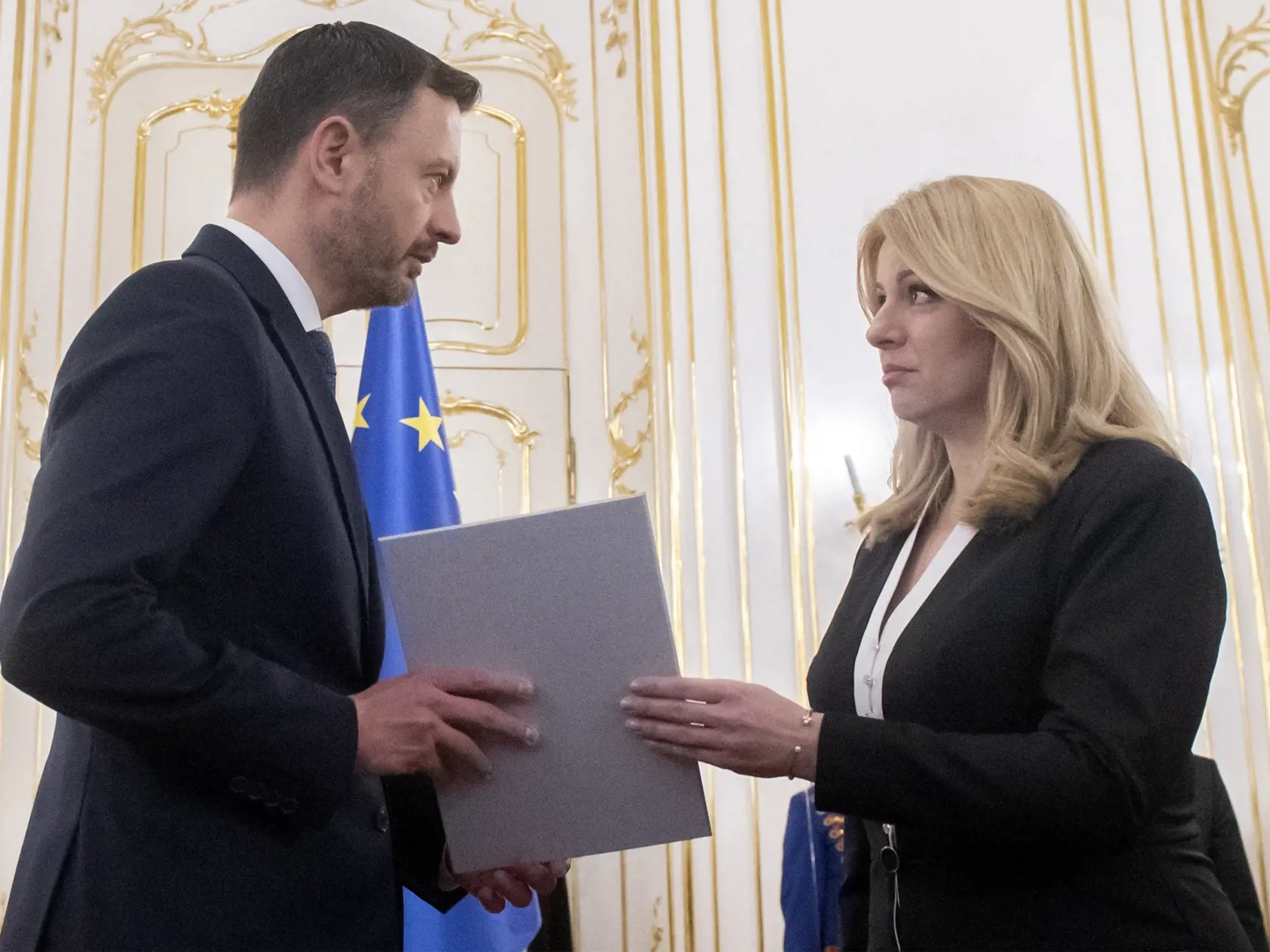 Na snímke prezidentka SR Zuzana Čaputová (vpravo) odvolala vládu Eduarda Hegera (vľavo) v Bratislave 16. decembra 2022. FOTO TASR - Martin Baumann      