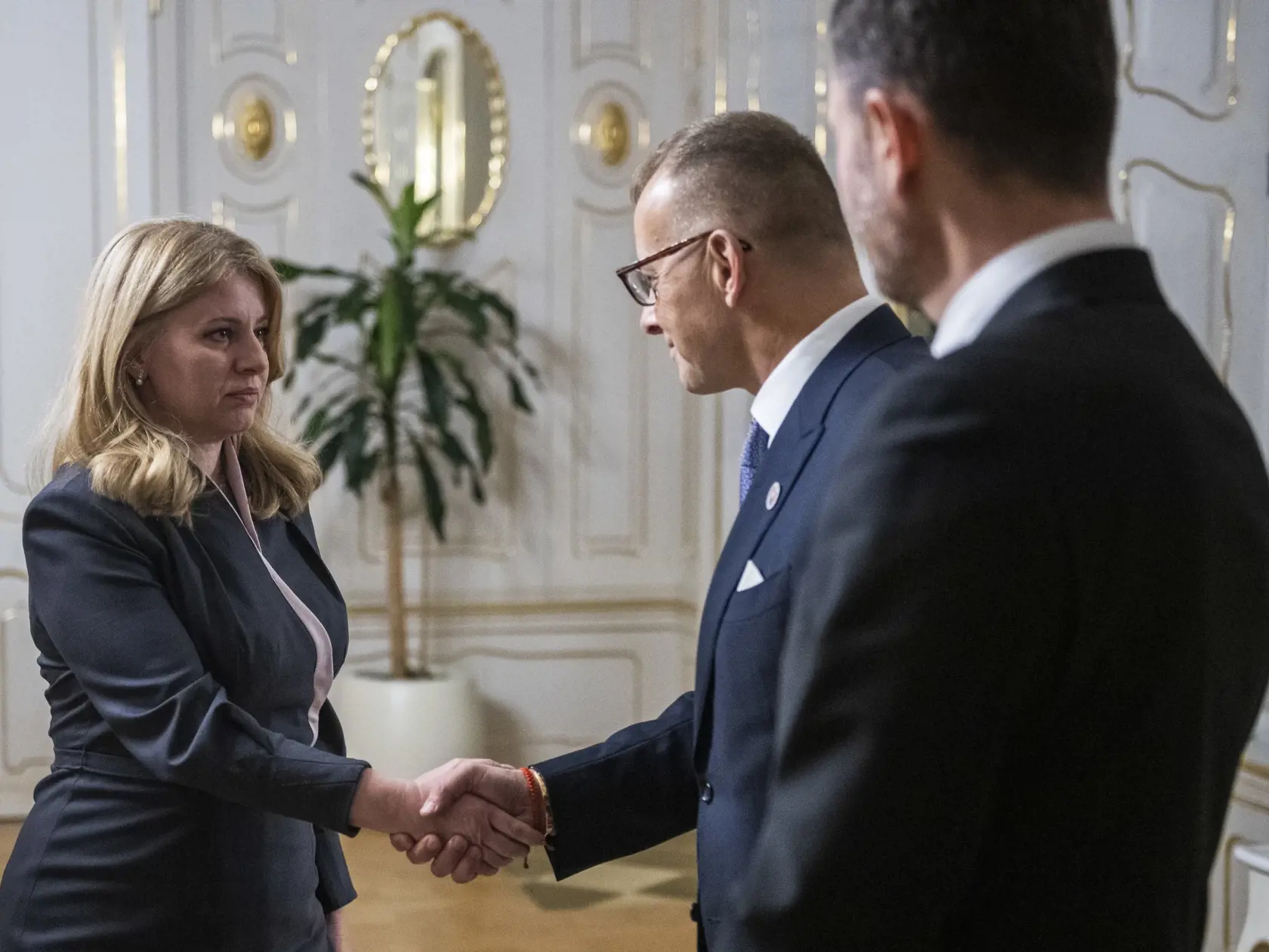 Na snímke zľava prezidentka SR Zuzana Čaputová, predseda NR SR Boris Kollár (Sme rodina) a predseda vlády SR Eduard Heger (OĽaNO) počas stretnutia po hlasovaní o vyslovení nedôvery vláde, vo štvrtok 15. decembra 2022 v Prezidentskom paláci v Bratislave. Národná rada (NR) SR vo štvrtok vyslovila nedôveru vláde Eduarda Hegera. Za jej pád hlasovalo 78 poslancov. Vláda bude ďalej fungovať v demisii s obmedzenými právomocami. FOTO TASR - Jaroslav Novák