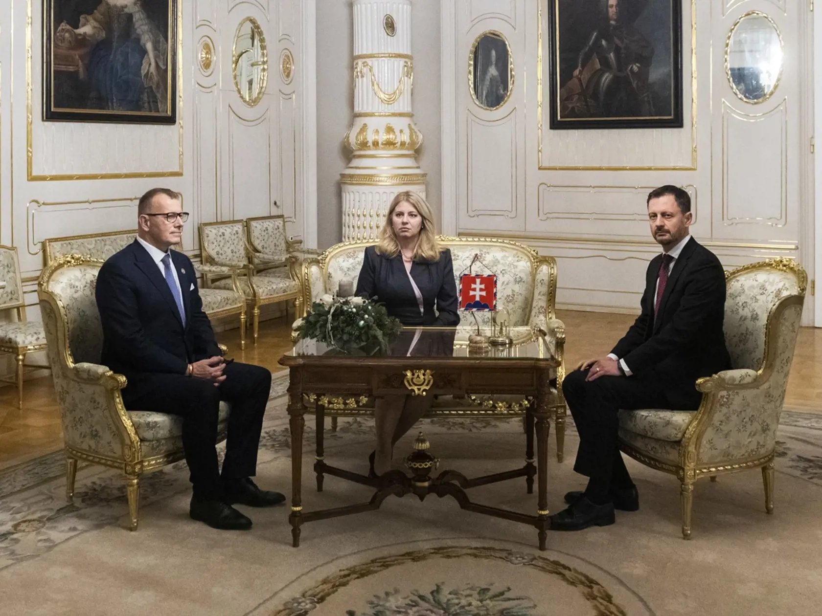 Na snímke zľava predseda NR SR Boris Kollár (Sme rodina), prezidentka SR Zuzana Čaputová  a predseda vlády SR Eduard Heger (OĽaNO) počas stretnutia po hlasovaní o vyslovení nedôvery vláde, vo štvrtok 15. decembra 2022 v Prezidentskom paláci v Bratislave. Národná rada (NR) SR vo štvrtok vyslovila nedôveru vláde Eduarda Hegera. Za jej pád hlasovalo 78 poslancov. Vláda bude ďalej fungovať v demisii s obmedzenými právomocami. FOTO TASR - Jaroslav Novák