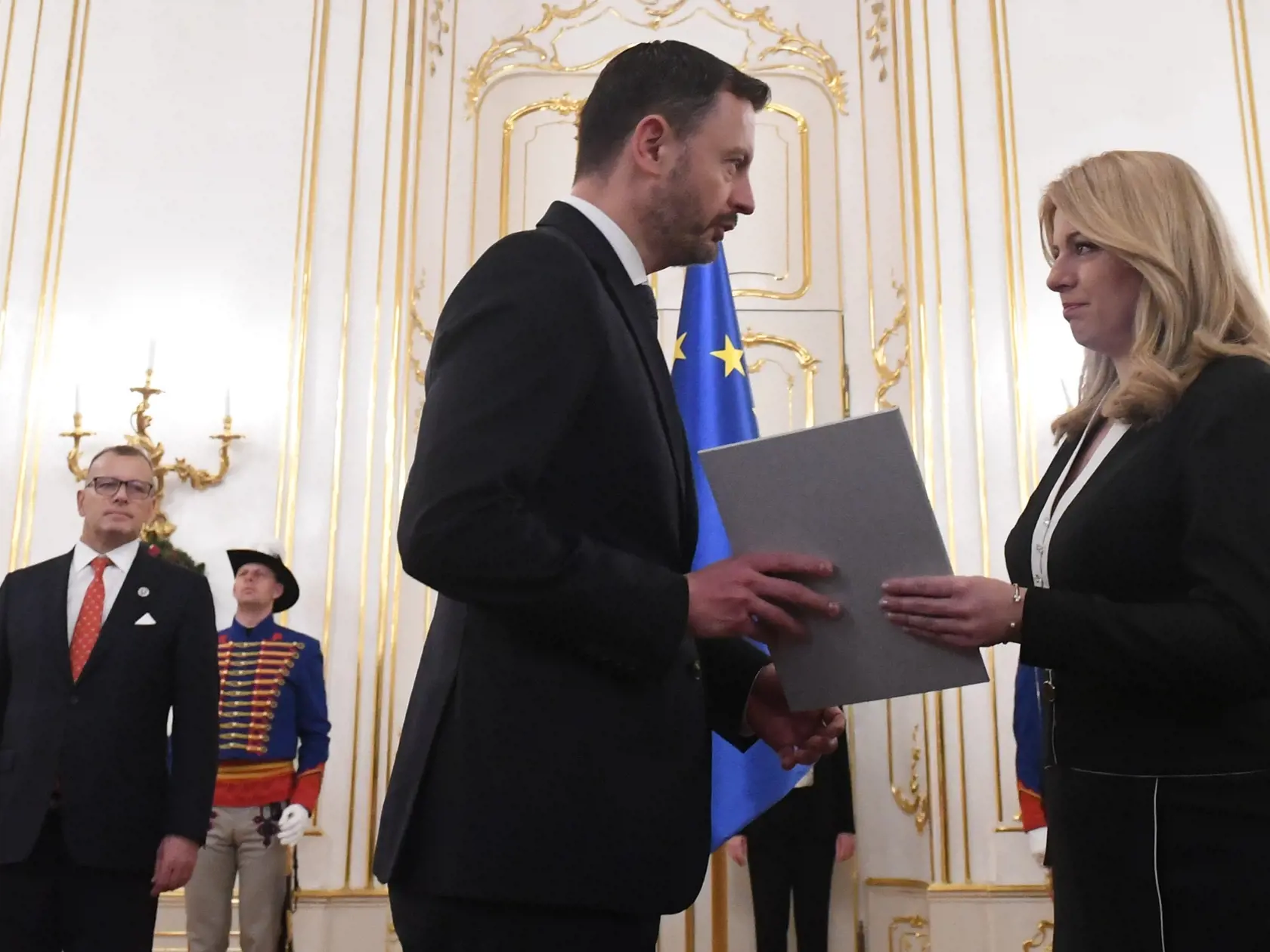 Na snímke prezidentka SR Zuzana Čaputová (vpravo) odvolala vládu Eduarda Hegera v Bratislave 16. decembra 2022. FOTO TASR - Martin Baumann      