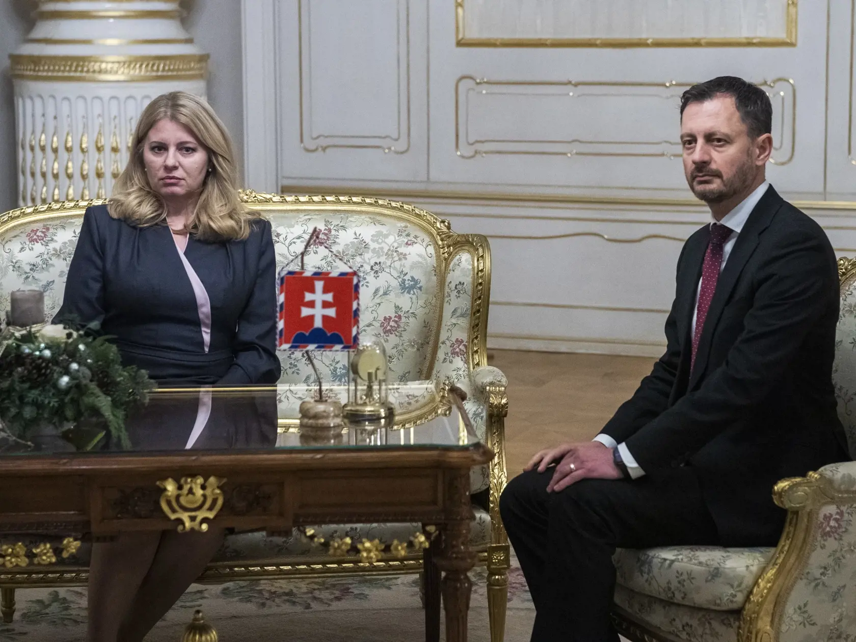 Na snímke zľava prezidentka SR Zuzana Čaputová a predseda vlády SR Eduard Heger (OĽaNO) počas stretnutia po hlasovaní o vyslovení nedôvery vláde, vo štvrtok 15. decembra 2022 v Prezidentskom paláci v Bratislave. Národná rada (NR) SR vo štvrtok vyslovila nedôveru vláde Eduarda Hegera. Za jej pád hlasovalo 78 poslancov. Vláda bude ďalej fungovať v demisii s obmedzenými právomocami. FOTO TASR - Jaroslav Novák