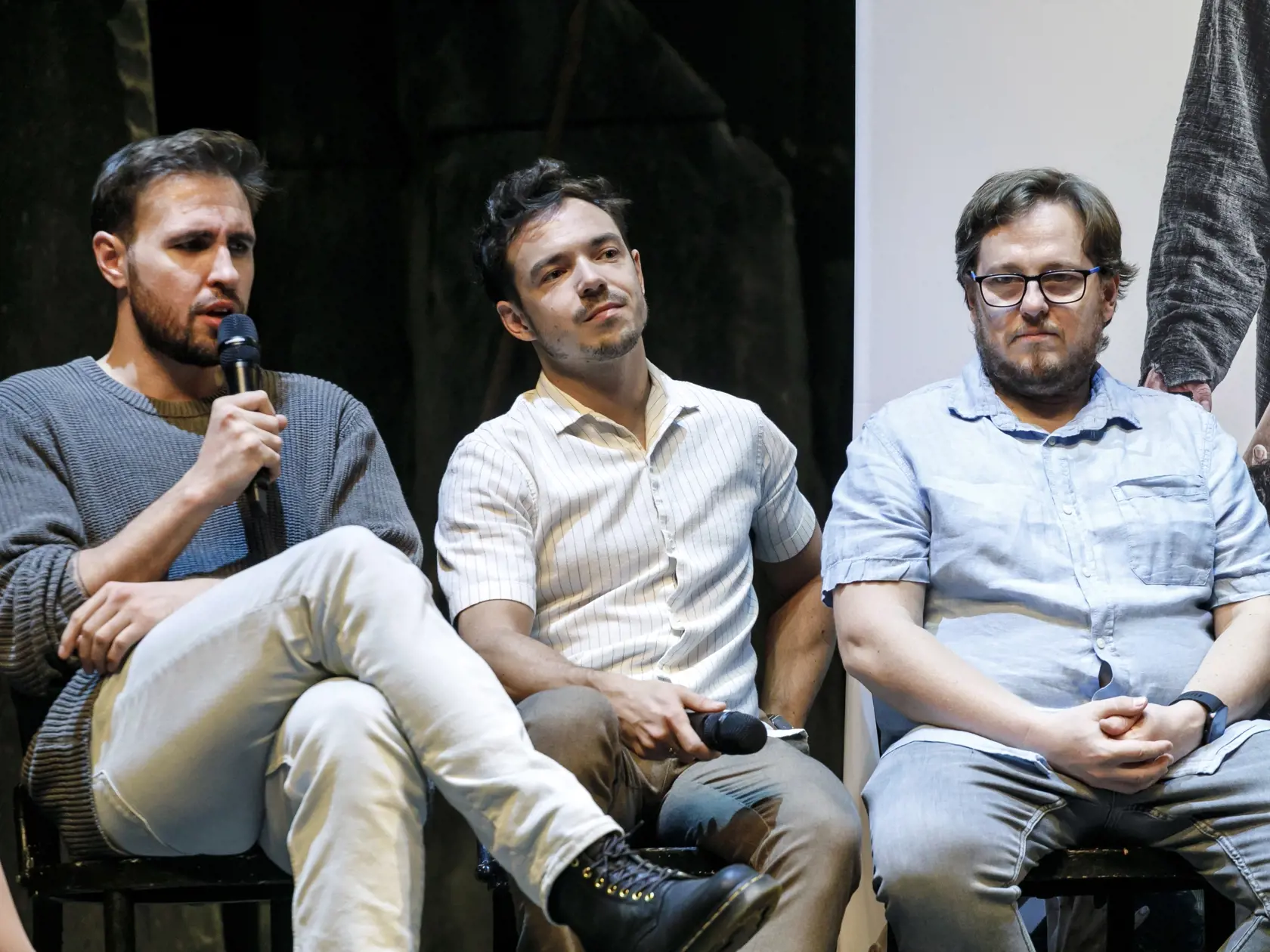 Na snímke zľava autor a režisér Patrik Vyskočil, dramaturg Dávid Hartl a autor hudby a dirigent zodpovedný za naštudovanie Ľubomír Dolný počas tlačovej konferencie k premiére pôvodného slovenského muzikálu Mojžiš v divadle Nová scéna. V Bratislave 22. októbra 2024. FOTO TASR - Dano Veselský