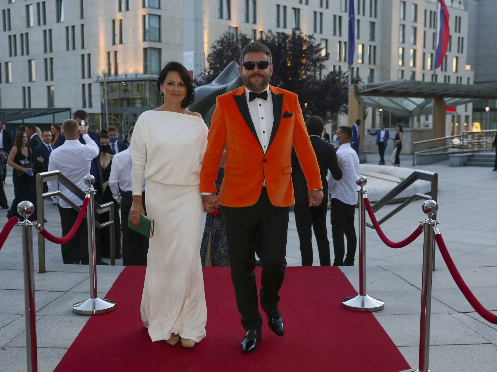 Príchody OTO 2020.  Na snímke moderátor Michal Hudák s partnerkou.