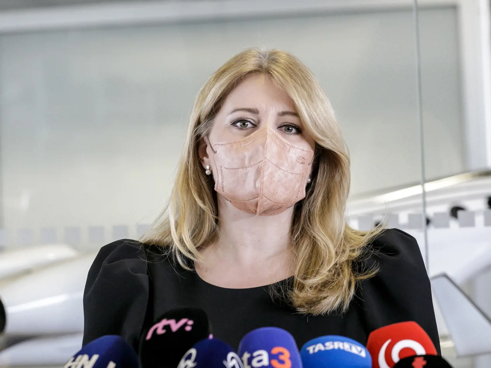 Na snímke prezidentka Zuzana Čaputová počas vyjadrenia  na bratislavskom letisku pred odletom na mimoriadny samit lídrov Severoatlantickej aliancie v piatok 25. februára 2022. K online rokovaniu sa pripojí z Varšavy spolu s ďalšími lídrami štátov východného krídla NATO, tzv. Bukureštskej deviatky (B9), ktorej členmi sú okrem Slovenska aj Česko, Poľsko, Maďarsko, Rumunsko, Bulharsko, Litva, Lotyšsko a Estónsko. FOTO TASR - Dano Veselský