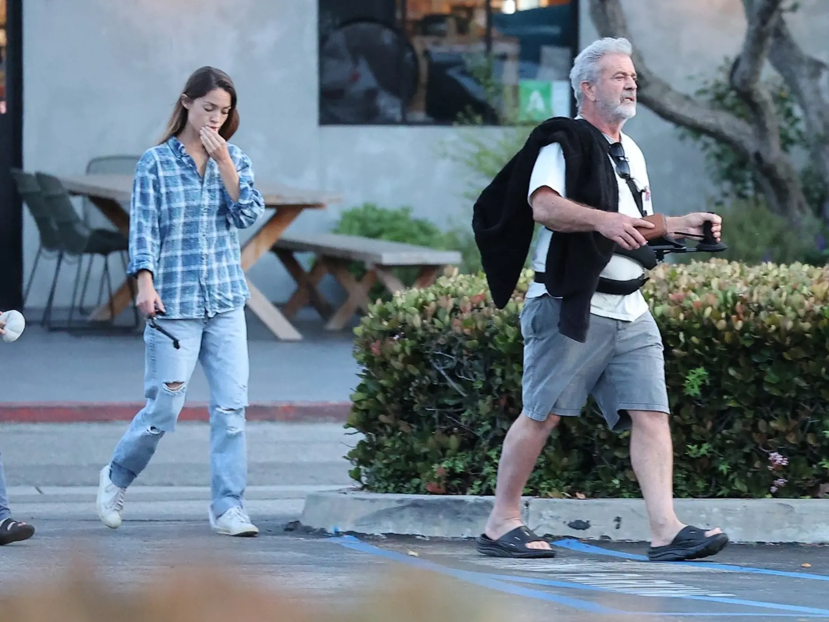Mel Gibson s priateľkou Rosalind. Na ramene má už dlhší čas bandáž a vyzerá veru celkom zanedbane.