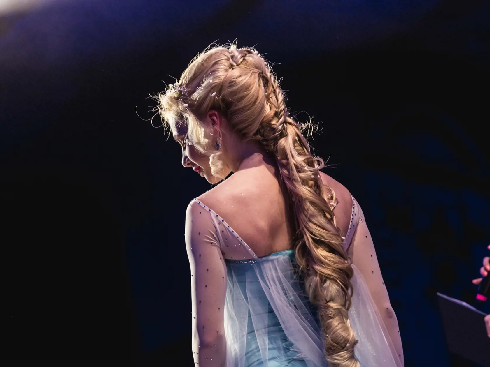 Lenka ako princezná Elsa z animovanej rozprávky Ľadové kráľovstvo.