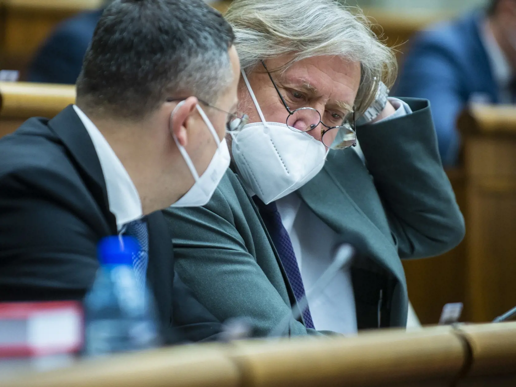 Na snímke poslanci NR SR zľava Ladislav Kamenický a Dušan Jarjabek (obidvaja Smer-SD) počas rokovania 28. schôdze parlamentu 4. mája 2021 v Bratislave. FOTO TASR - Jakub Kotian