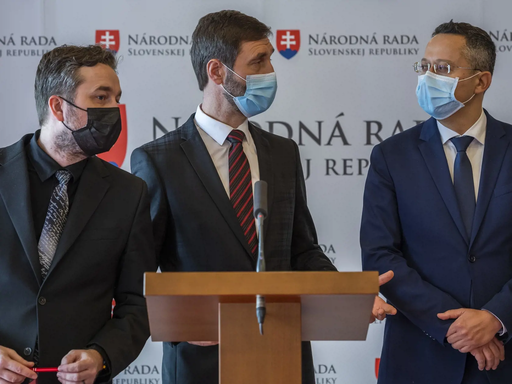 Na snímke zľava poslanec NR SR Ľuboš Blaha, podpredseda NR SR Juraj Blanár a poslanec NR SR Ladislav Kamenický počas tlačovej konferencie SMER-SD k núdzovému stavu počas 24. schôdze Národnej rady SR v Bratislave 24. februára 2021. FOTO TASR - Jaroslav Novák