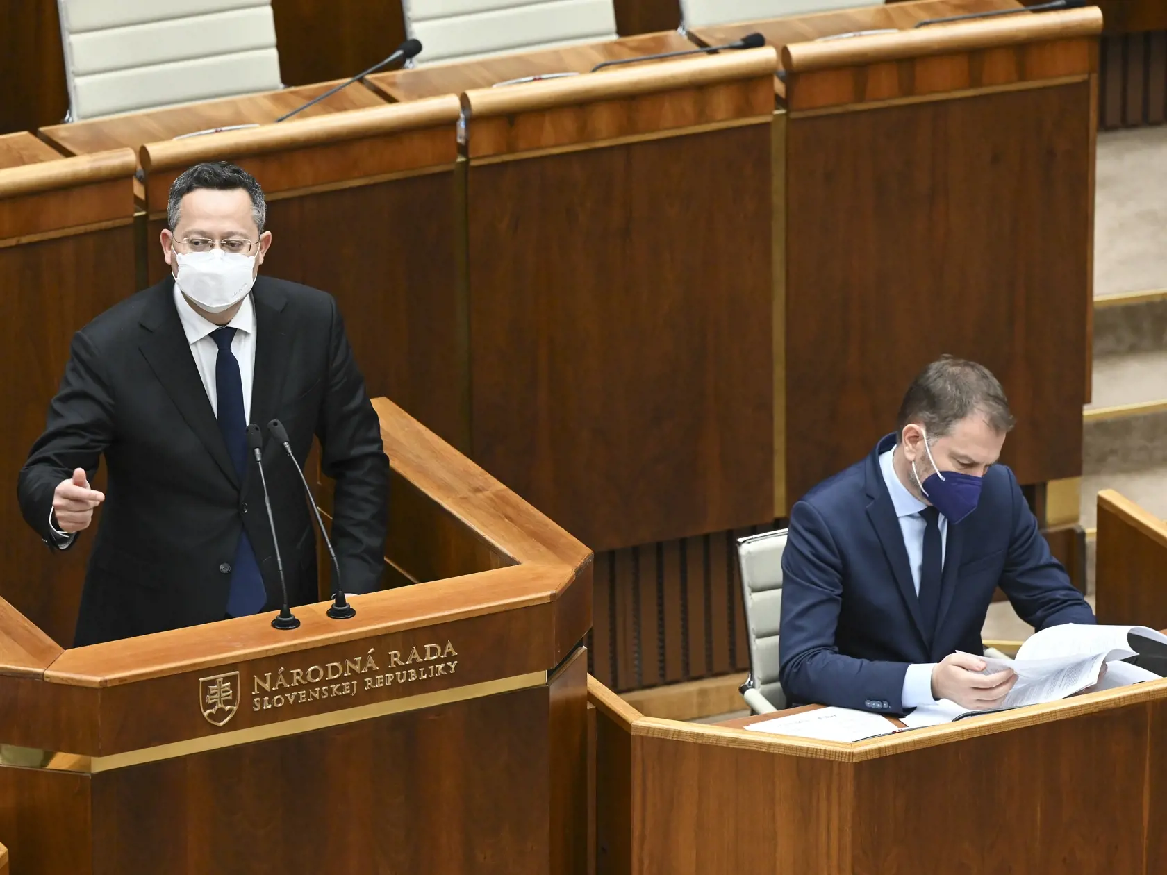 Na snímke zľava opozičný poslanec Ladislav Kamenický (Smer-SD) a minister financií Igor Matovič (OĽaNO) počas zasadnutia parlamentu v Bratislave v piatok 28. mája 2021. FOTO TASR - Pavel Neubauer	
