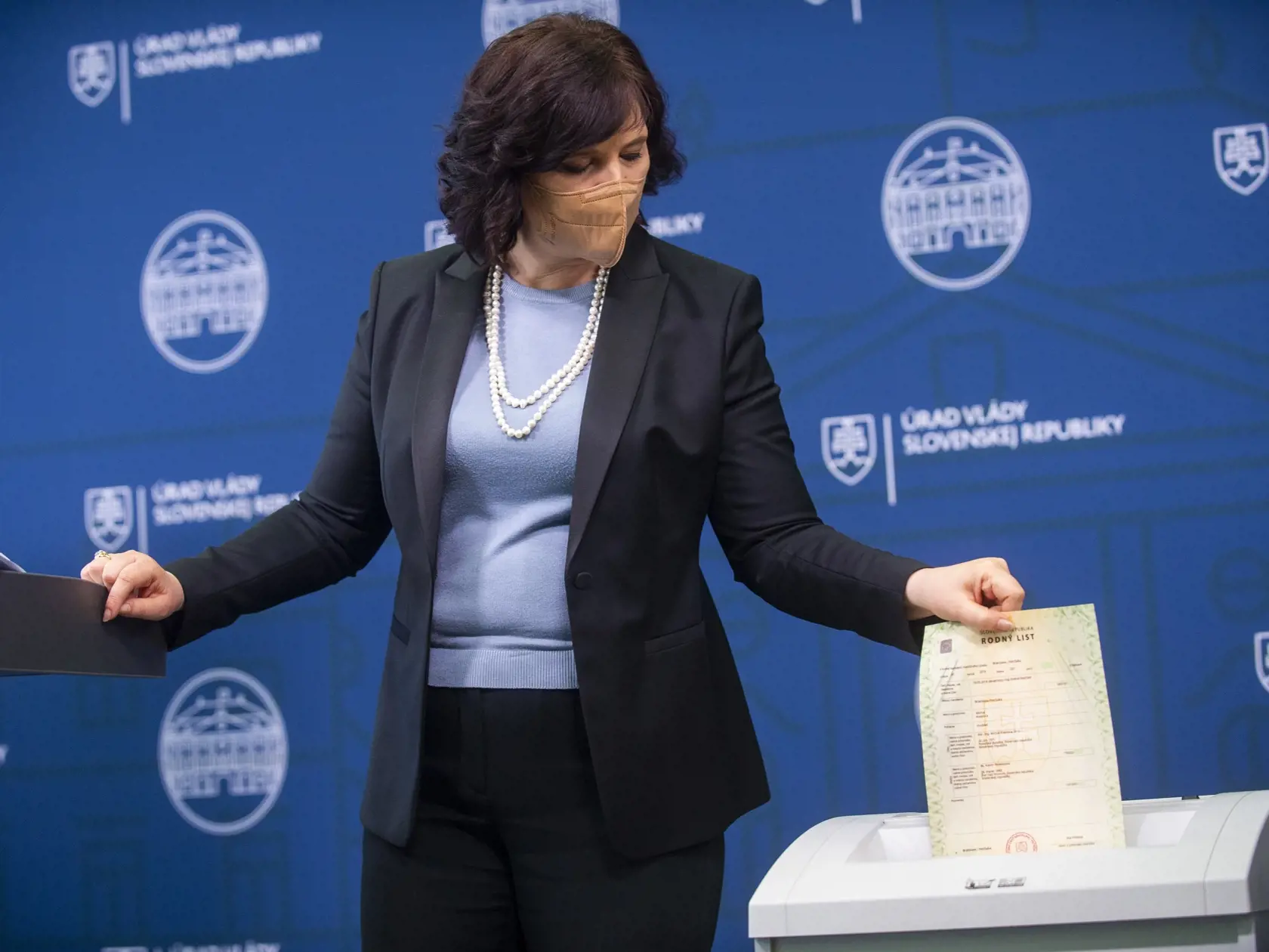 Na snímke ministerka pre investície, regionálny rozvoj a informatizáciu SR Veronika Remišová (Za ľudí) symbolicky skartuje tlačové podoby rodného listu a osvedčení počas tlačovej konferencie na tému - Nový zákon ľuďom ušetrí 100 kíl nervov a 42 miliónov eur ročne 27. mája 2021 v Bratislave. FOTO TASR - Jakub Kotian