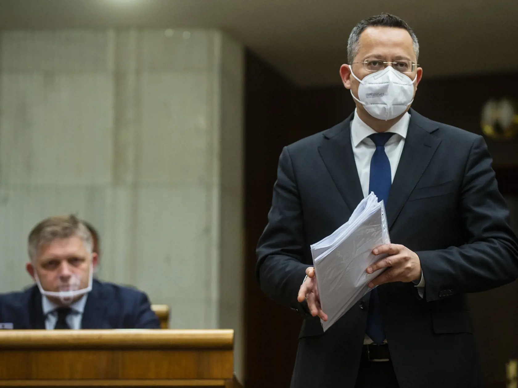 Na snímke zľava poslanec NR SR Robert Fico a Ladislav Kamenický (obaja Smer-SD) počas mimoriadnej schôdze Národnej rady SR (NRSR) 10. mája 2021 v Bratislave. Parlament sa zaoberá návrhom skupiny poslancov na vyslovenie nedôvery ministerke spravodslivosti SR Márii Kolíkovej. FOTO TASR - Jakub Kotian
