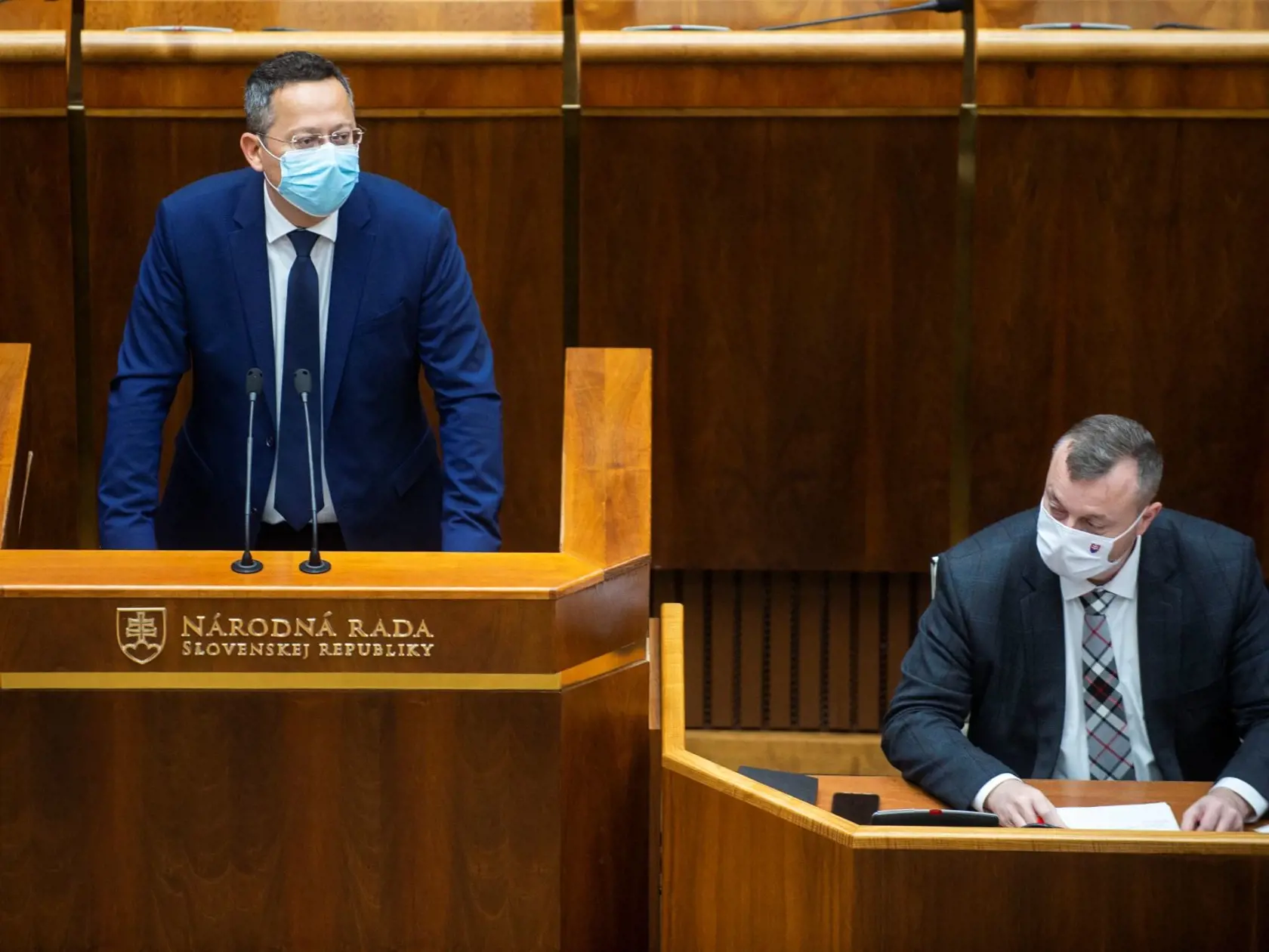 Poslanec NR SR Ladislav Kamenický (Smer-SD) a minister práce, sociálnych vecí a rodiny SR Milan Krajniak (Sme rodina) počas 16. schôdze parlamentu v Bratislave v stredu 21. októbra 2020.