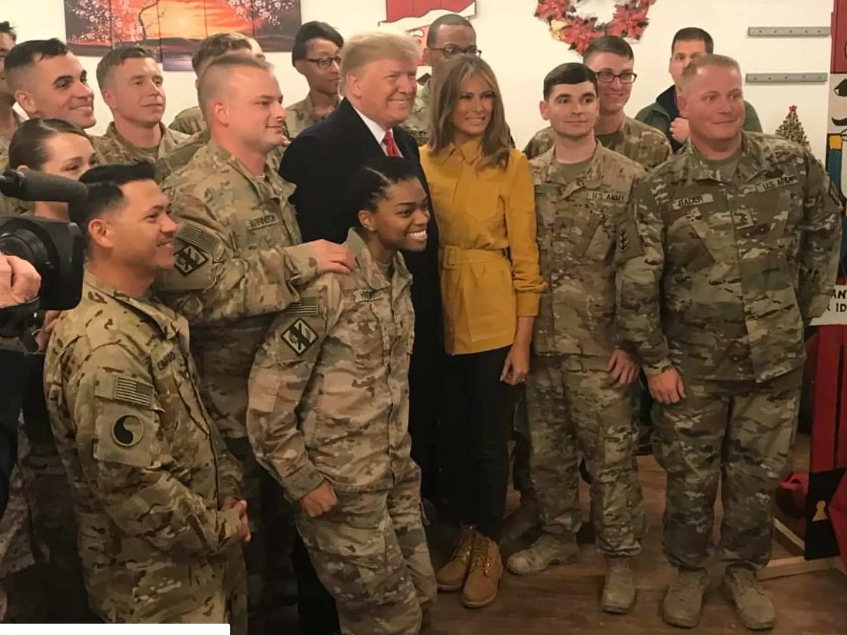 Donald Trump s Melaniou navštívili americkú základňu  al-Asad, ktorú zasiahli iránske rakety, v decembri roku 2018.