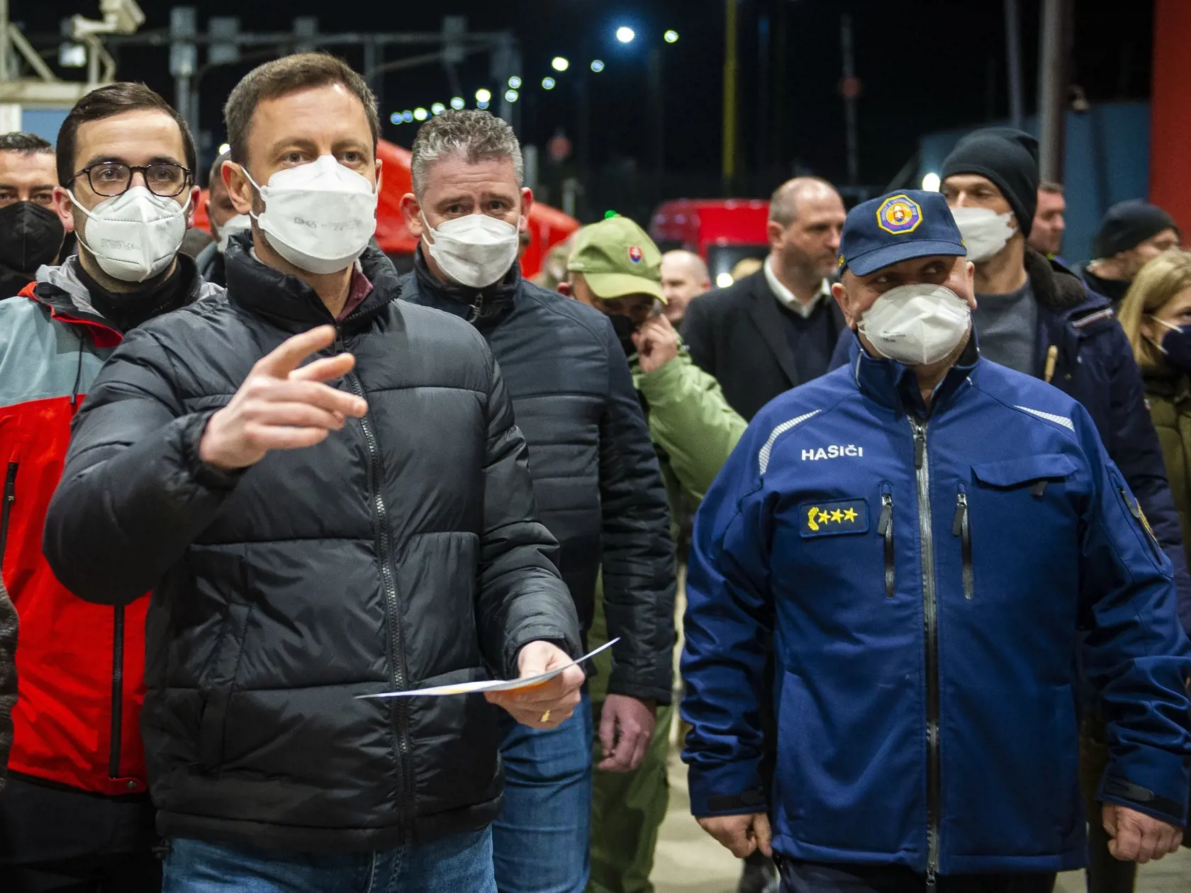 Na snímke zľava premiér Eduard Heger a minister vnútra Roman Mikulec (obaja OĽaNO) v sprievode policajtov na hraničnom priechode v obci Vyšné Nemecké, okres Sobrance v sobotu 12. marca 2022. FOTO TASR - Jakub Kotian