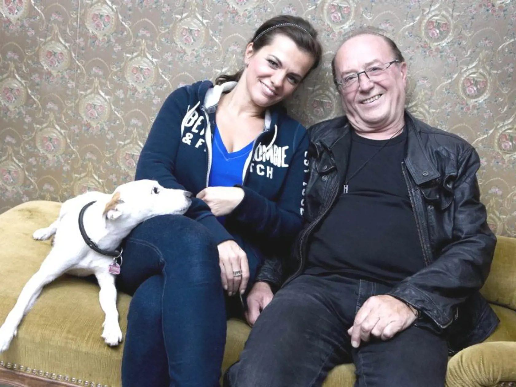 Rodinná pohoda Marty s otcom a psom Katzem.