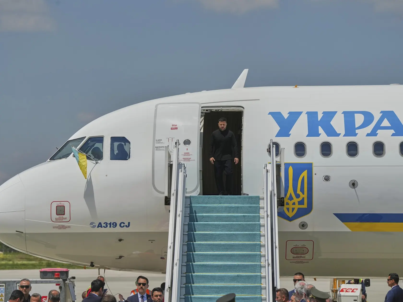 Ukrajinský prezident Volodymyr Zelenskyj vystupuje z lietadla po prílete na letisko v Ankare vo štvrtok 15. mája 2025.