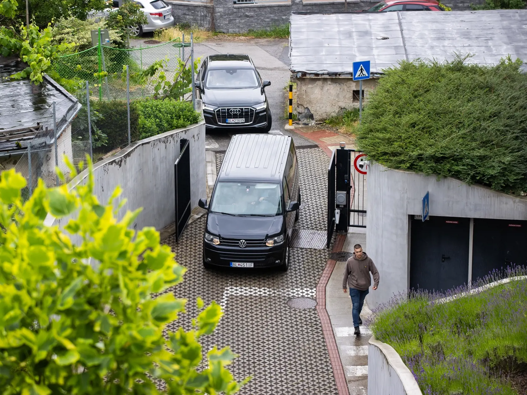 Policajný doprovod pred Sokolská residence kde býva premiér Robert Fico. 