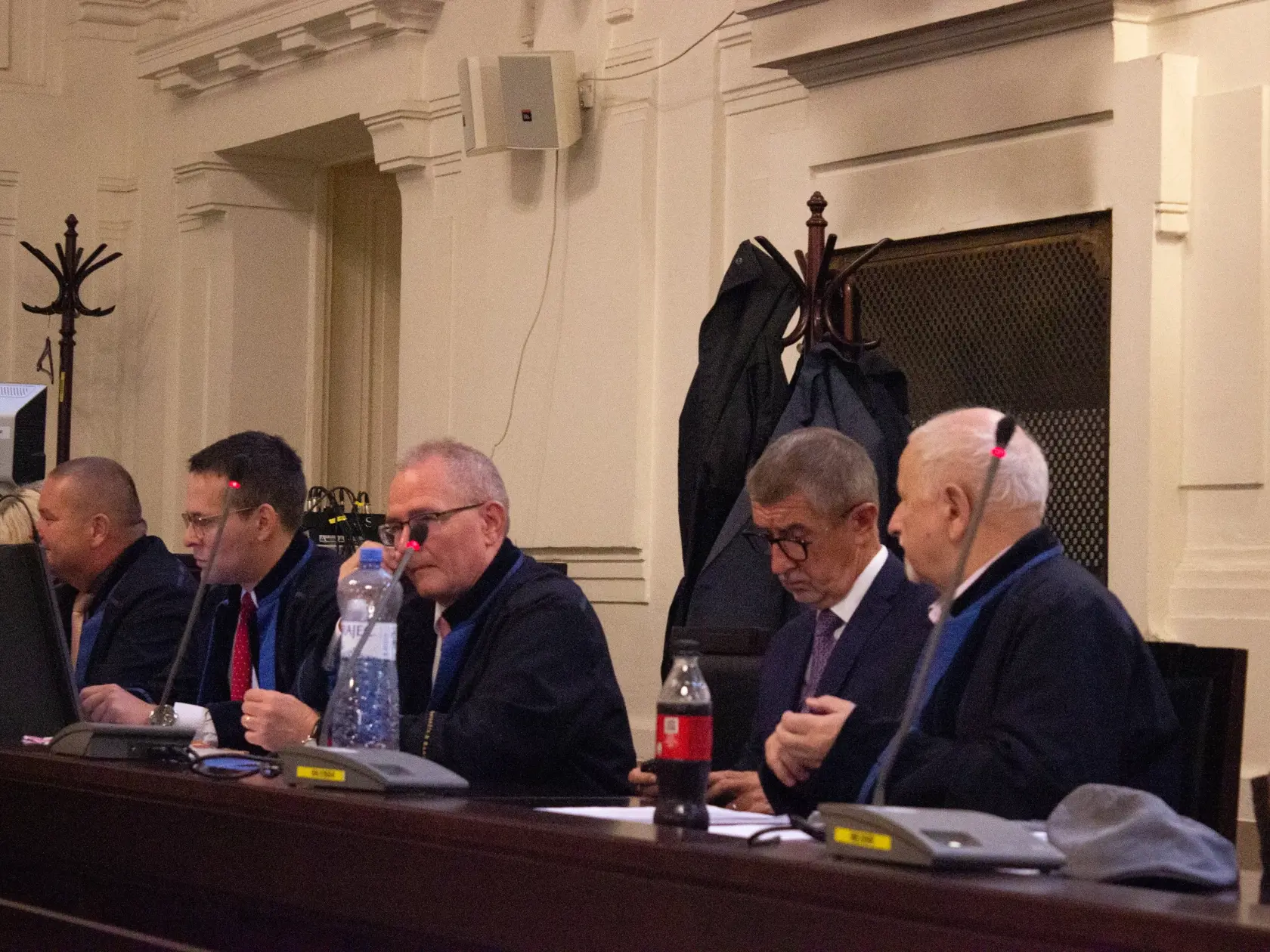 Andrej Babiš (druhý sprava) v pojednávacej miestnosti Mestského súdu 14. septembra 2022 v Prahe. Manželka Andreja Babiša Monika odmietla vypovedať na súde v dotačnej kauze Čapí hnízdo. Na pojednávanie prišla spolu so svojím manželom a bratom Martinom Herodesom, ktorí mal v stredu tiež vypovedať ako svedok.  Právo nevypovedať využil aj Babišovej brat.