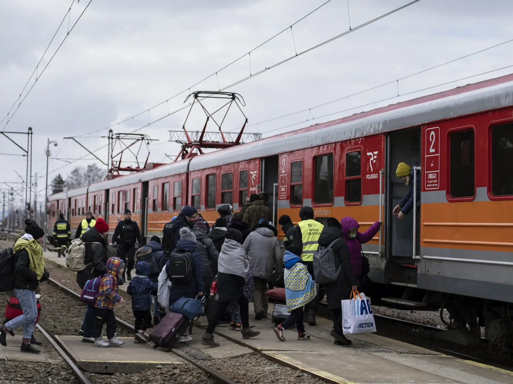JB 39 Medyka - Ženy a deti utekajúce pred vojenským konfliktom na Ukrajine nastupujú do vlaku smerom do Krakova na poľsko-ukrajinskom hraničnom priechode Medyka na hraniciach s Poľskom 10. marca 2022. Vysoký komisár OSN pre utečencov Filippo Grandi v utorok uviedol, že počet utečencov z Ukrajiny už prekonal hranicu dvoch miliónov. TASR o tom informovala na základe správy od agentúry AP. Viac ako polovica ľudí utekajúcich pred vojnou prišla do Poľska. Tamojšia pohraničná stráž v utorok ráno evido