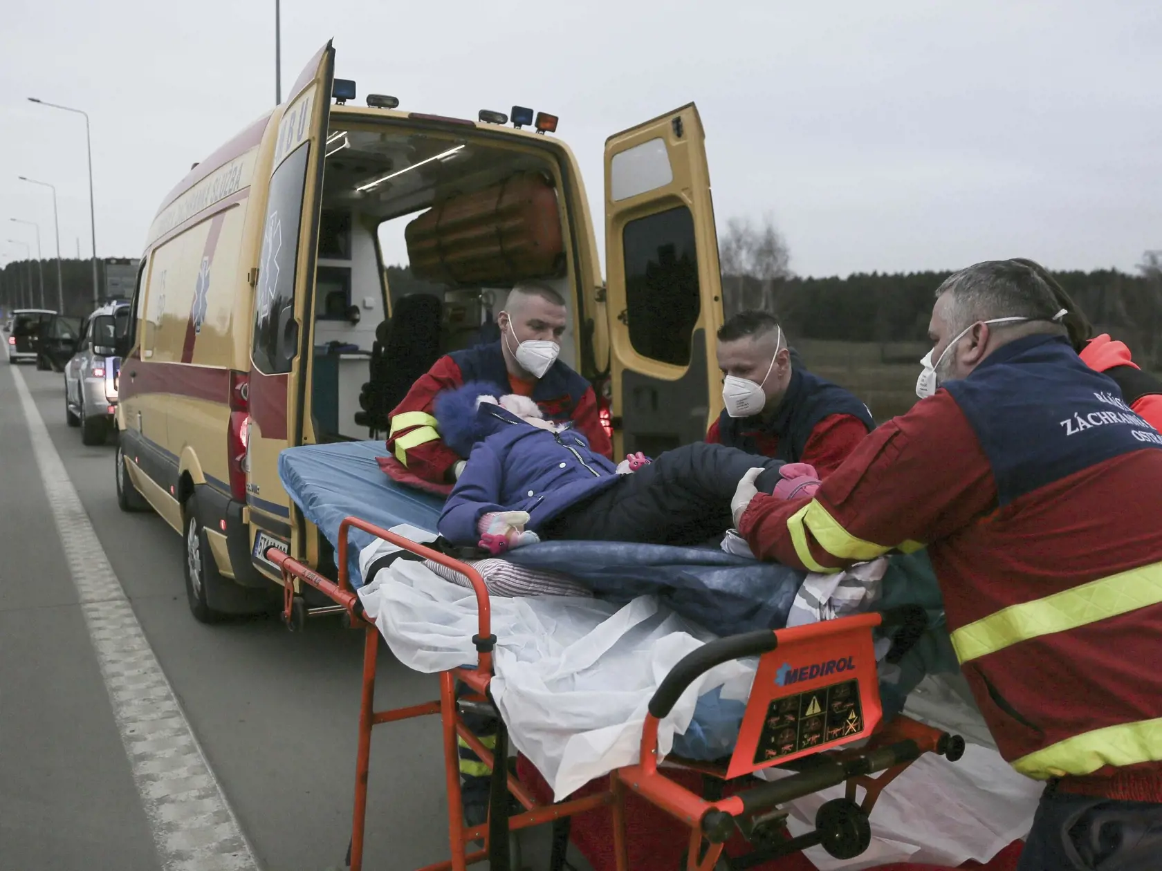 JB 46 Korczowa - Českí záchranári evakuujú ukrajinské dievčatko Jaroslavu Zunovú z Ľvovu utekajúcej pred vojenským konfliktom na Ukrajine na poľsko-ukrajinskom hraničnom priechode Korczowa na hraniciach s Poľskom 2. marca 2022, odkiaľ ju transportujú do českého mesta Pardubice. Z Ukrajiny utieklo pred ruskou inváziou už takmer 836.000 ľudí, oznámil v stredu Úrad vysokého komisára OSN pre utečencov (UNHCR). TASR o tom informuje na základe správy agentúry AFP. Celkovo sa cez ukrajinské hranice do 