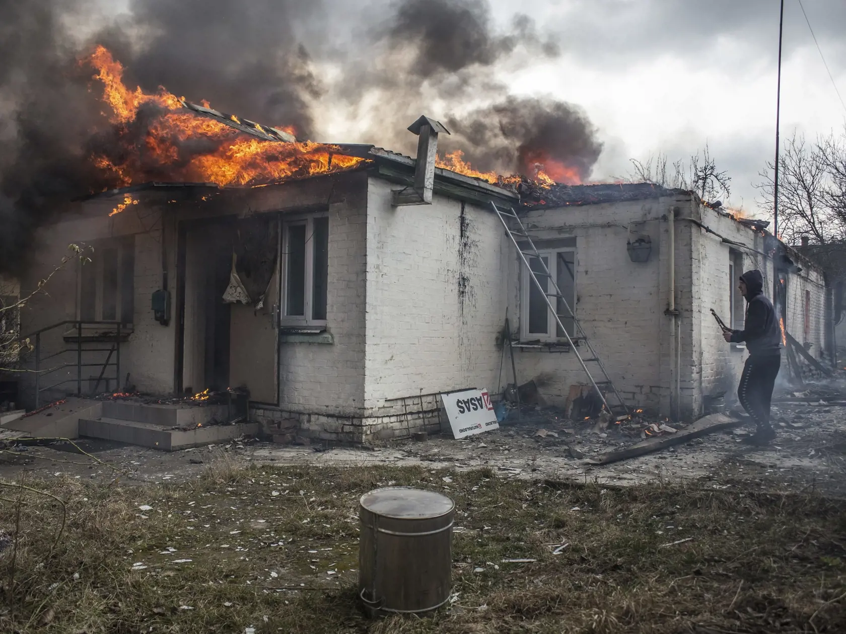 Horiaci dom po ruskom ostreľovaní mesta Irpin, 26 km západne od Kyjeva 4. marca 2022. Ruská vojna na Ukrajine pokračuje už deviaty deň, pričom ruské sily ostreľovali najväčšiu európsku jadrovú elektráreň v Záporoží. FOTO TASR/AP

A house is on fire following shelling on the town of Irpin, 26 kilometers west of Kyiv, Ukraine, Friday, March 4, 2022. Russia's war on Ukraine is now in its ninth day and Russian forces have shelled Europe's largest nuclear power plant, sparking a fire th