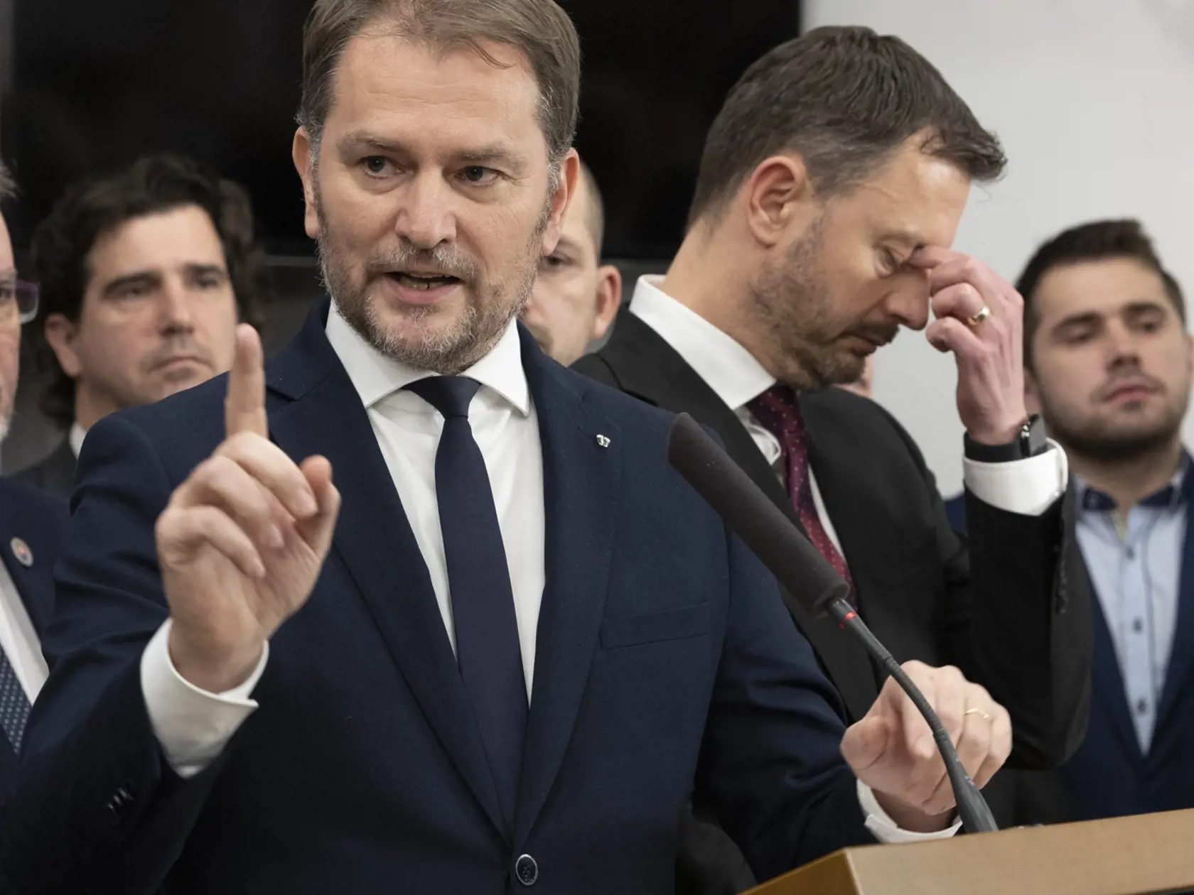78. schôdza Národnej rady Slovenskej republiky počas ktorej sa poslanci rozhodujú o zotrvaní vlády Eduarda Hegera. Na snímke je tlačovka strany Obyčajní ľudia.