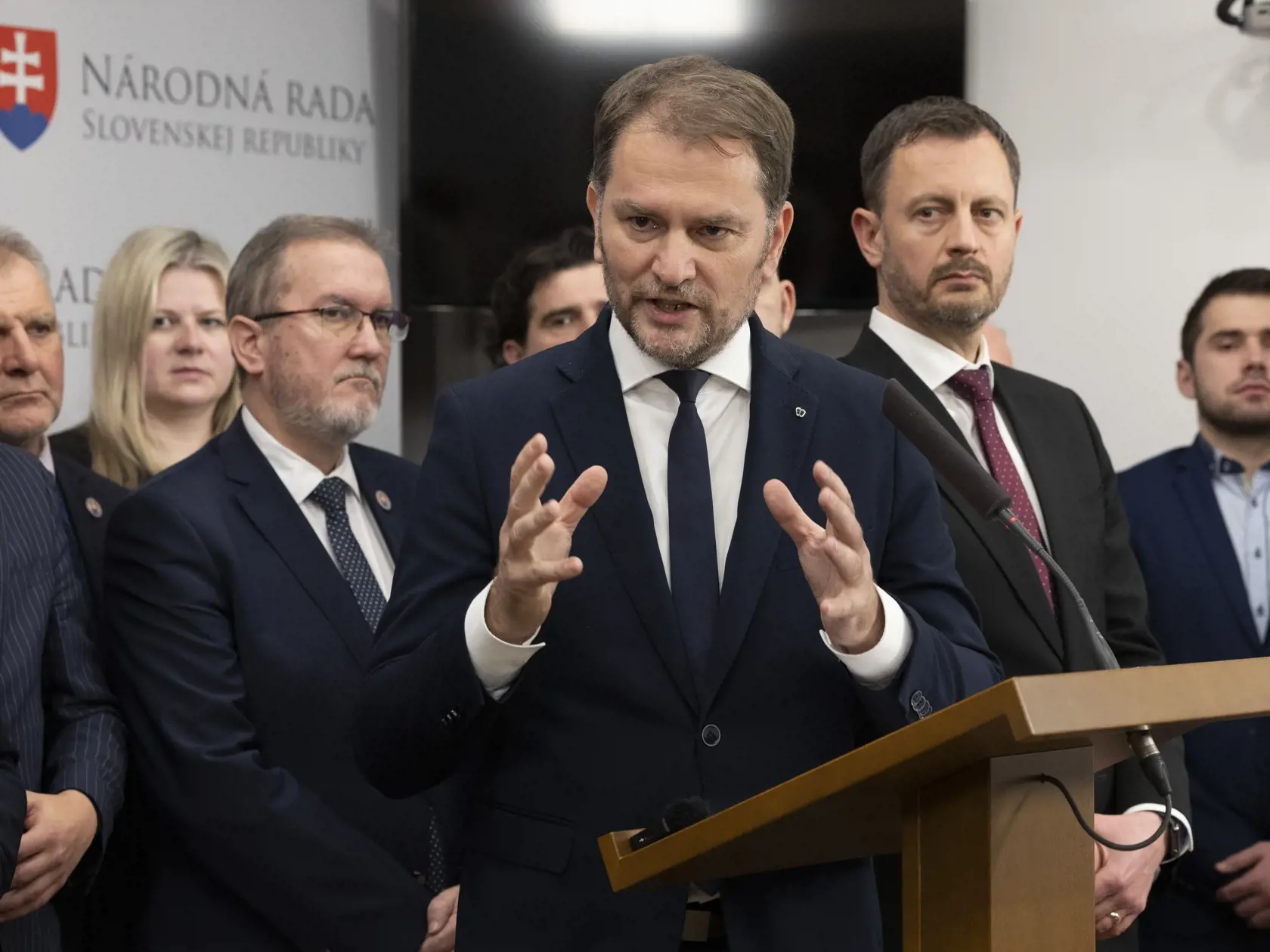 78. schôdza Národnej rady Slovenskej republiky počas ktorej sa poslanci rozhodujú o zotrvaní vlády Eduarda Hegera. Na snímke je tlačovka strany Obyčajní ľudia.