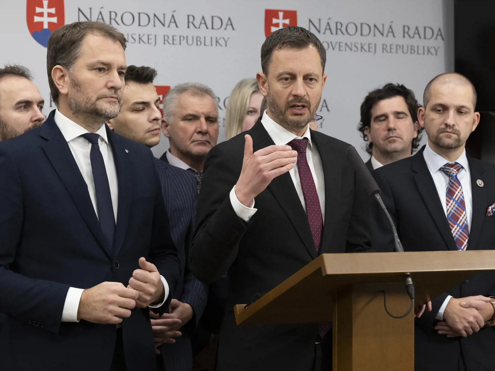 78. schôdza Národnej rady Slovenskej republiky počas ktorej sa poslanci rozhodujú o zotrvaní vlády Eduarda Hegera. Na snímke je tlačovka strany Obyčajní ľudia.