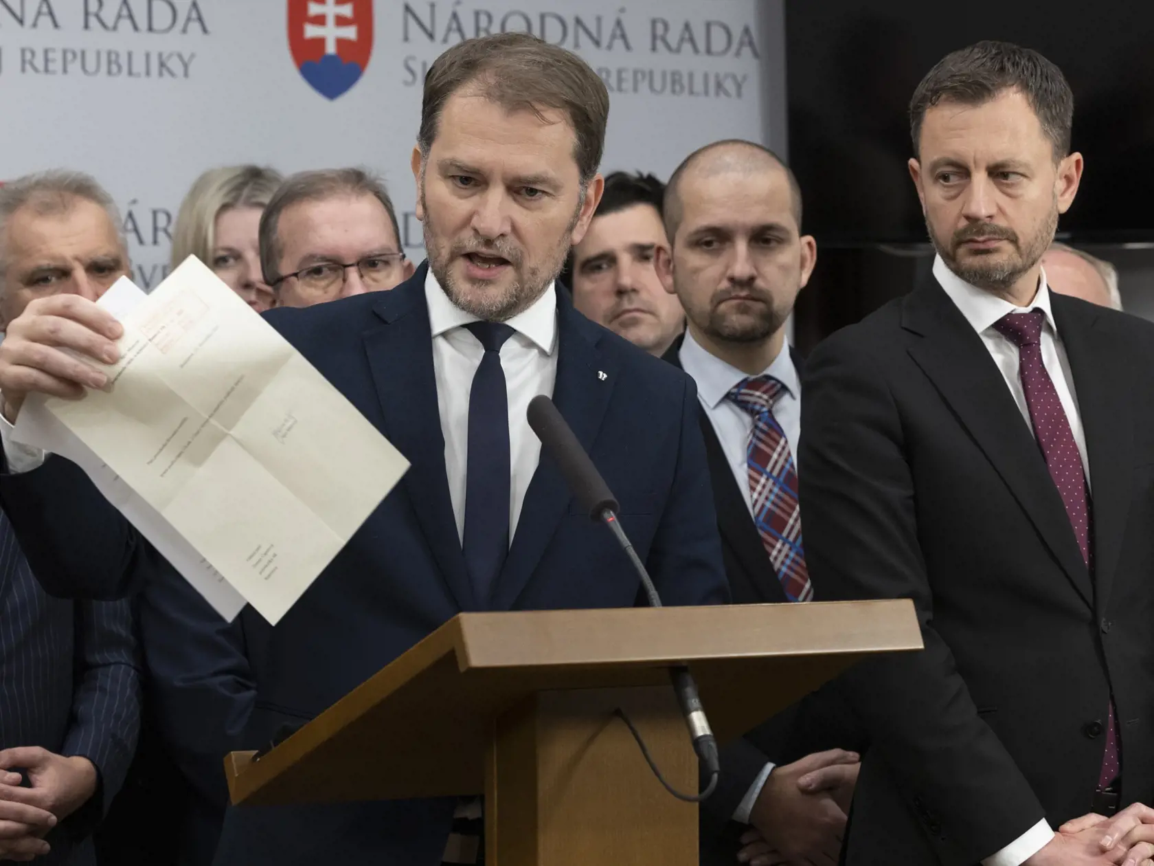 Od poslednej tlačovky OĽaNO viacerých zaujíma aj identita záhadnej osoby, ktorá mala Matoviča ovplyvniť natoľko, že svoju demisiu napokon nepodal. Mnohým napadla ako prvá jeho manželka Pavlína, s ktorou žijú spolu už viac ako dvadsať rokov.