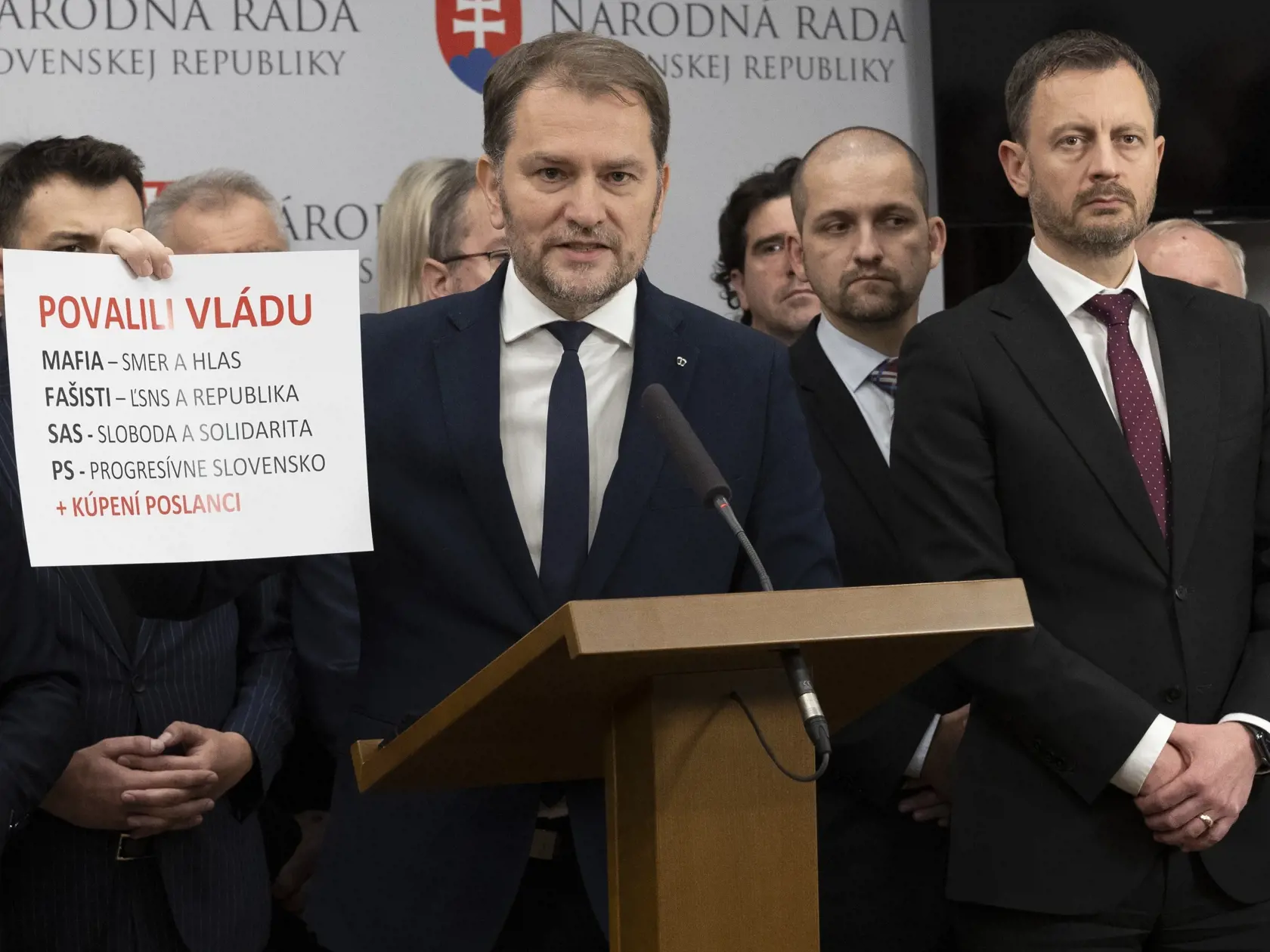 Podľa nášho anonymného zdroja priamo z OĽaNO by však mohlo ísť o kňaza, s ktorým má Matovič veľmi blízky vzťah. Spolu s manželkou sa s duchovným zoznámil už pred niekoľkými rokmi. Matovičovci sa k nemu dokonca podľa našich informácií chodia aj spovedať. S kňazom sa nám napriek opakovaným pokusom nepodarilo skontaktovať.