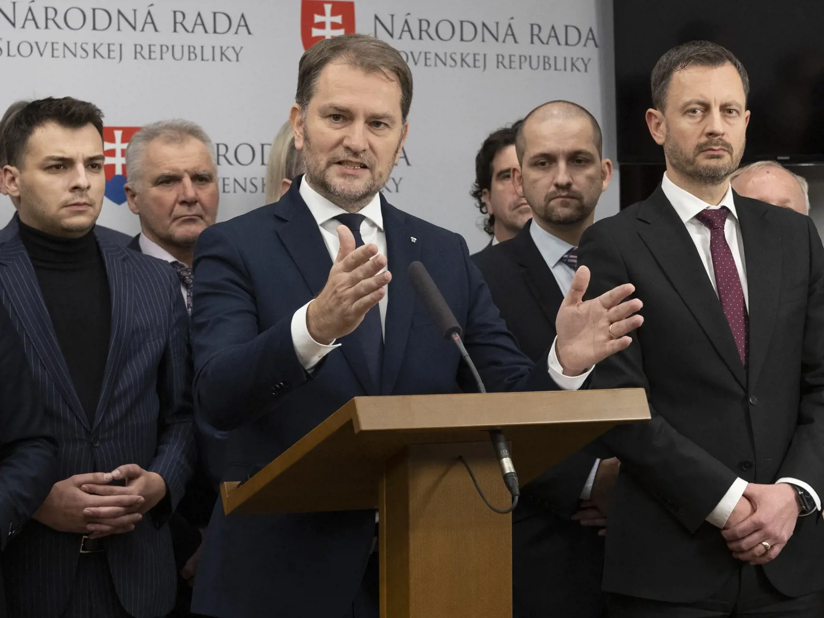 78. schôdza Národnej rady Slovenskej republiky počas ktorej sa poslanci rozhodujú o zotrvaní vlády Eduarda Hegera. Na snímke je tlačovka strany Obyčajní ľudia.