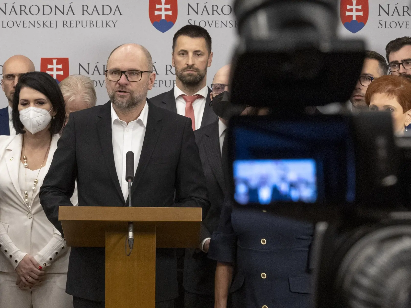 78. schôdza Národnej rady Slovenskej republiky počas ktorej sa poslanci rozhodujú o zotrvaní vlády Eduarda Hegera. Na snímke je Richard Sulík.