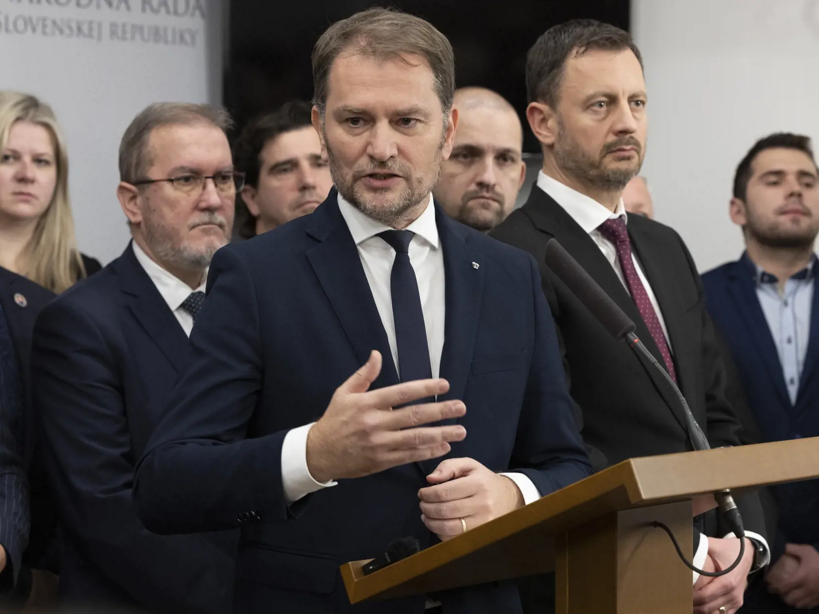 78. schôdza Národnej rady Slovenskej republiky počas ktorej sa poslanci rozhodujú o zotrvaní vlády Eduarda Hegera. Na snímke je tlačovka strany Obyčajní ľudia.