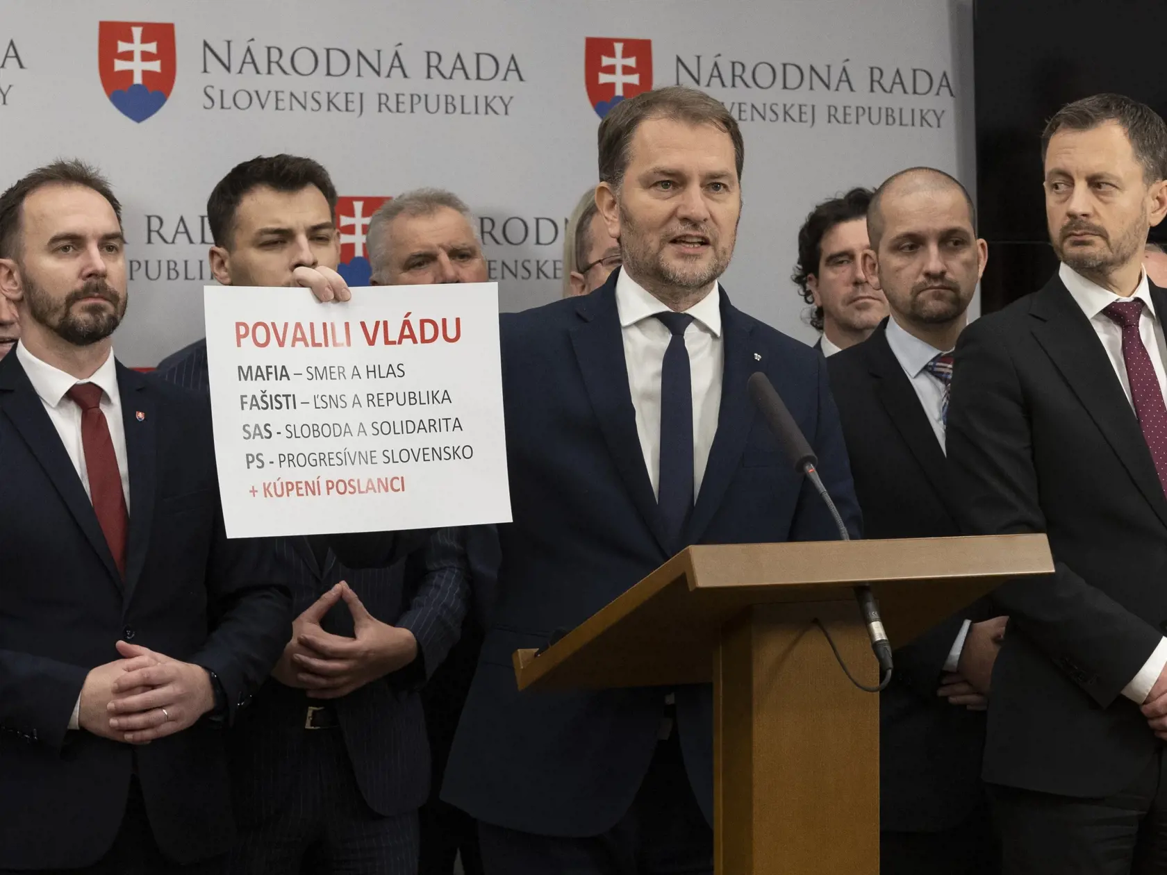 78. schôdza Národnej rady Slovenskej republiky počas ktorej sa poslanci rozhodujú o zotrvaní vlády Eduarda Hegera. Na snímke je tlačovka strany Obyčajní ľudia.