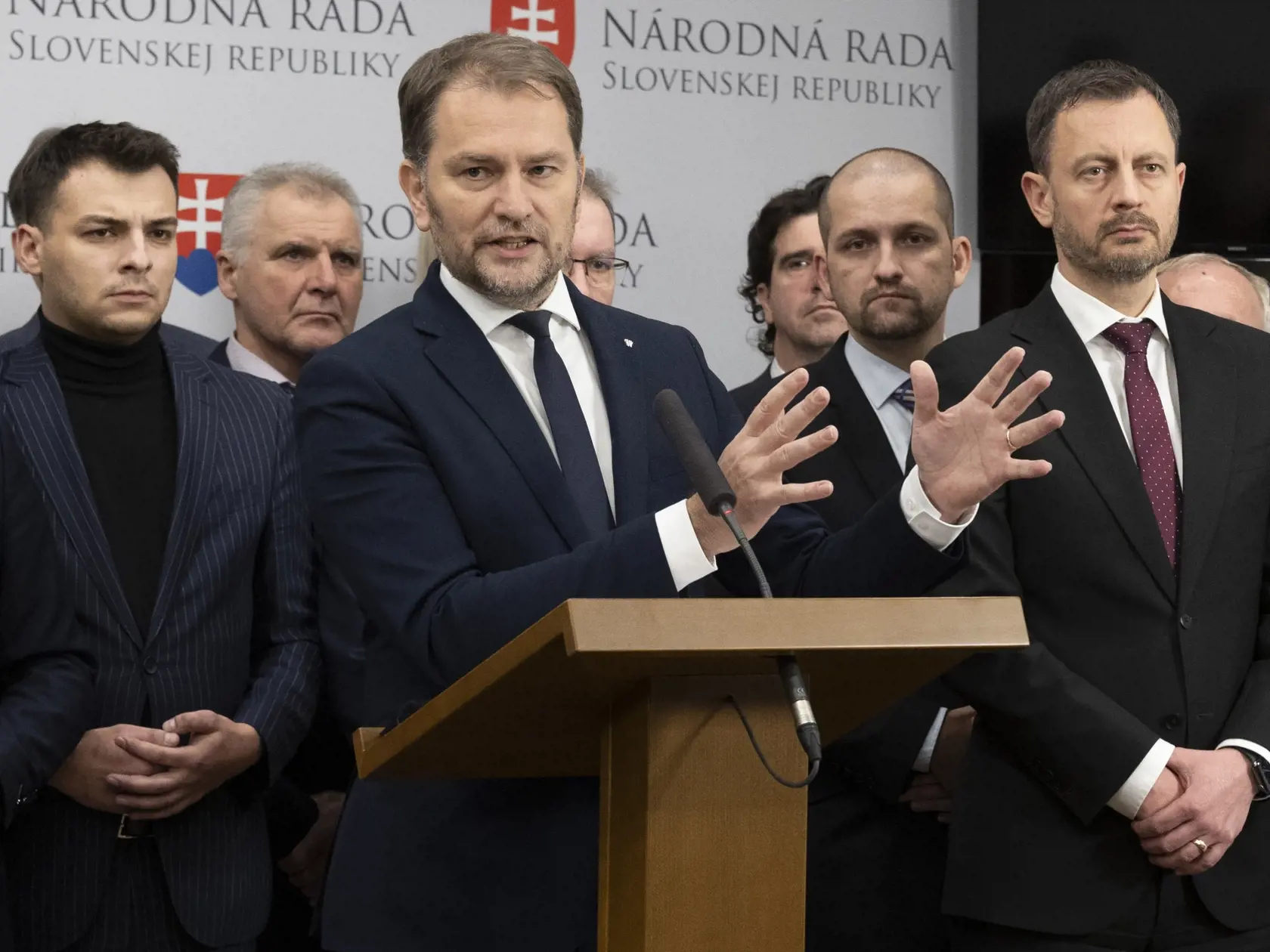78. schôdza Národnej rady Slovenskej republiky počas ktorej sa poslanci rozhodujú o zotrvaní vlády Eduarda Hegera. Na snímke je tlačovka strany Obyčajní ľudia.
