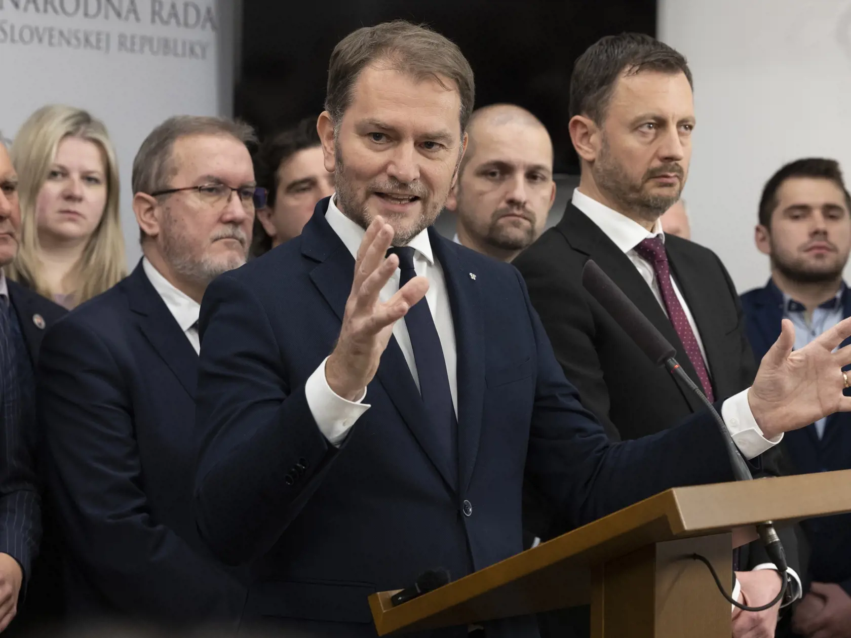 78. schôdza Národnej rady Slovenskej republiky počas ktorej sa poslanci rozhodujú o zotrvaní vlády Eduarda Hegera. Na snímke je tlačovka strany Obyčajní ľudia.