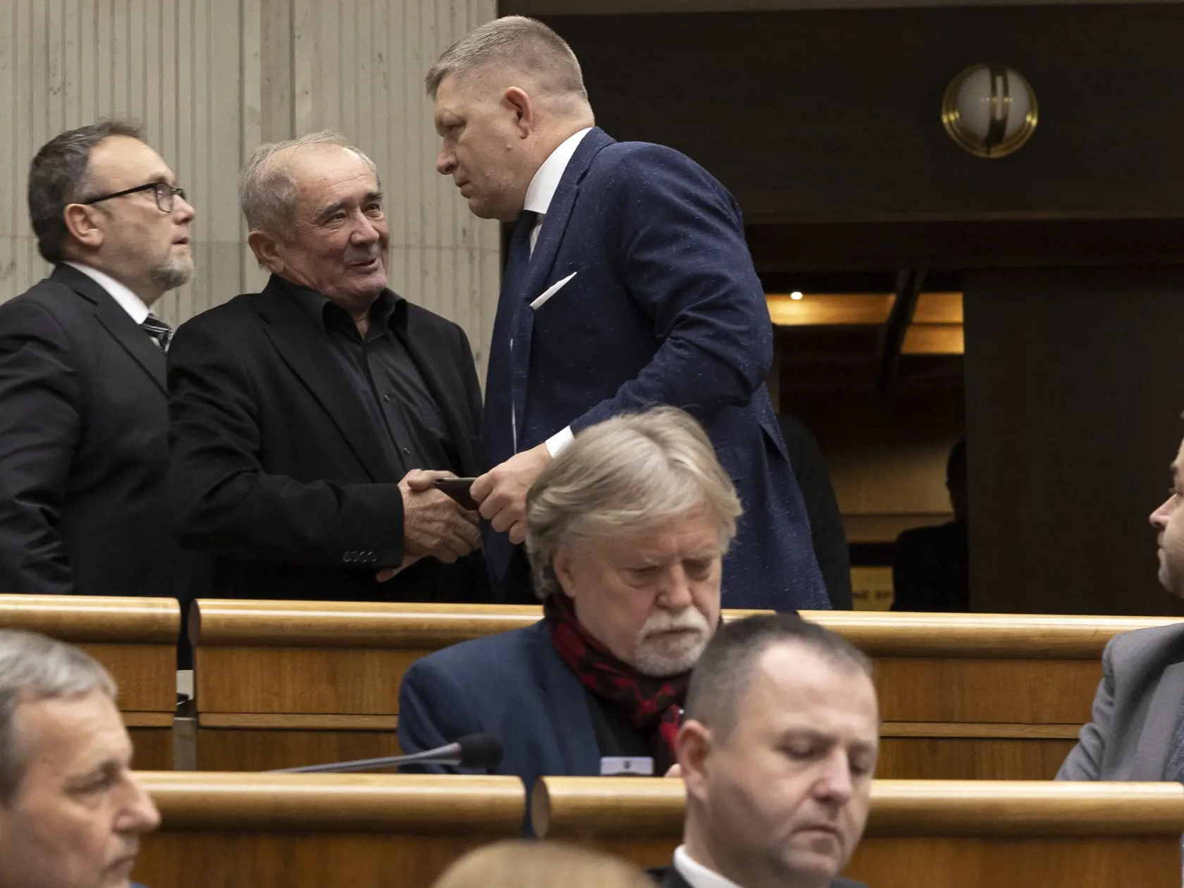 78. schôdza Národnej rady Slovenskej republiky počas ktorej sa poslanci rozhodujú o zotrvaní vlády Eduarda Hegera. Na snímke je Robert Fico.